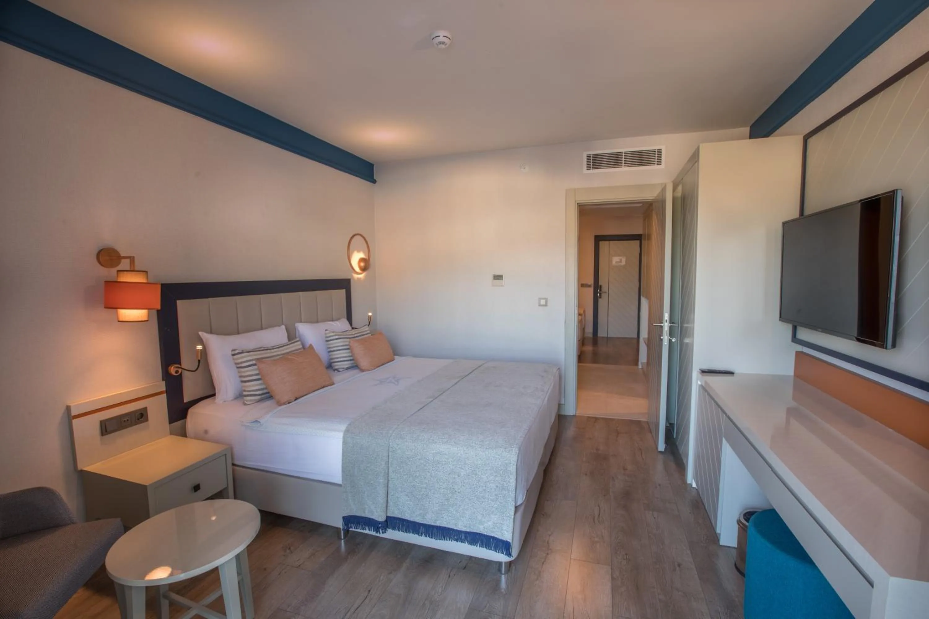 Communal lounge/ TV room, Bed in Maxeria Blue Didyma