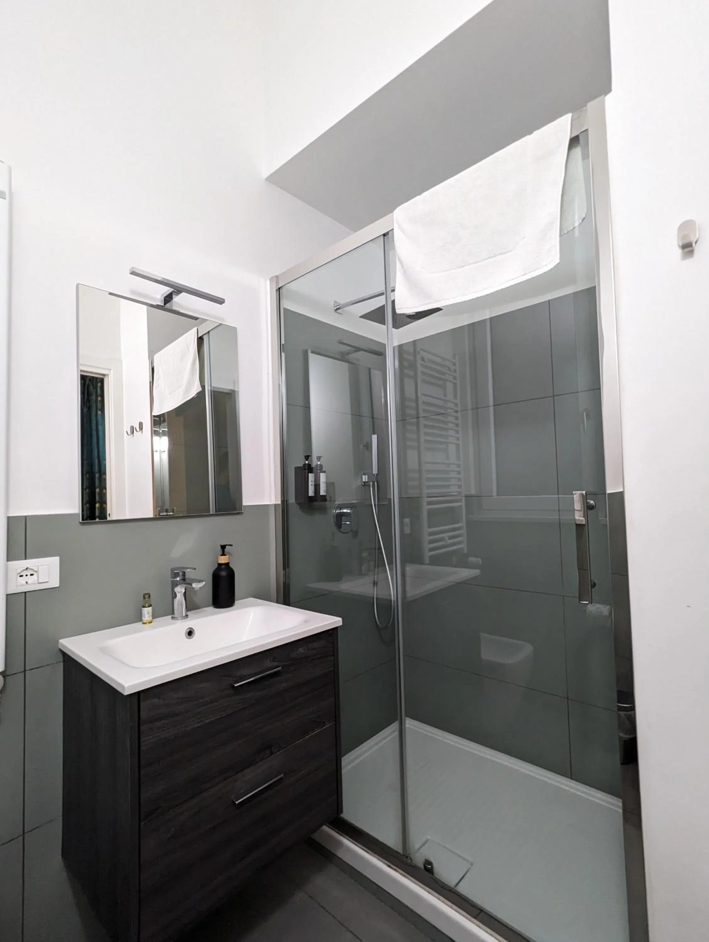 Shower in Zefiro Suites