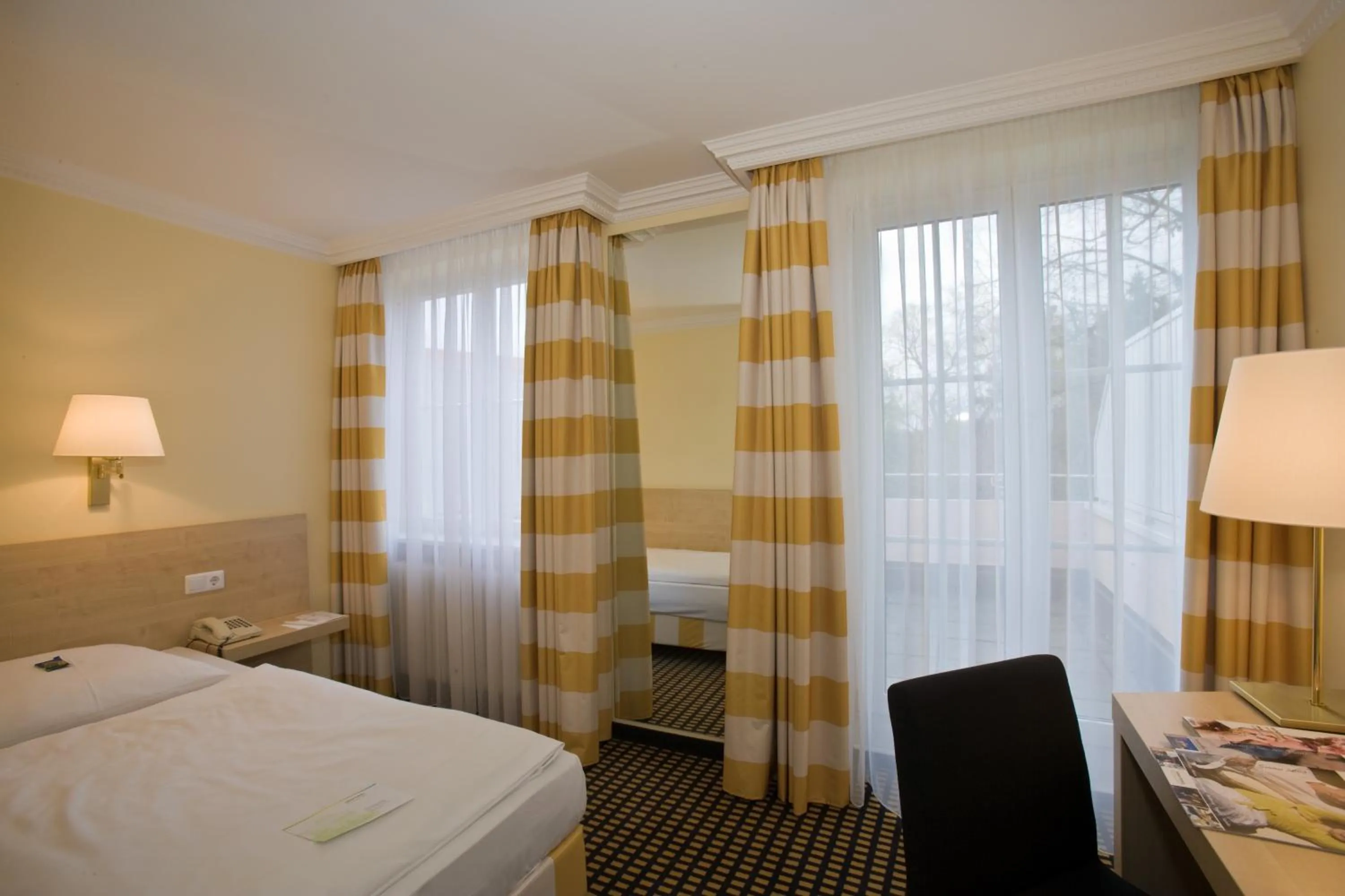 Photo of the whole room, Bed in relexa hotel Schatten Stuttgart