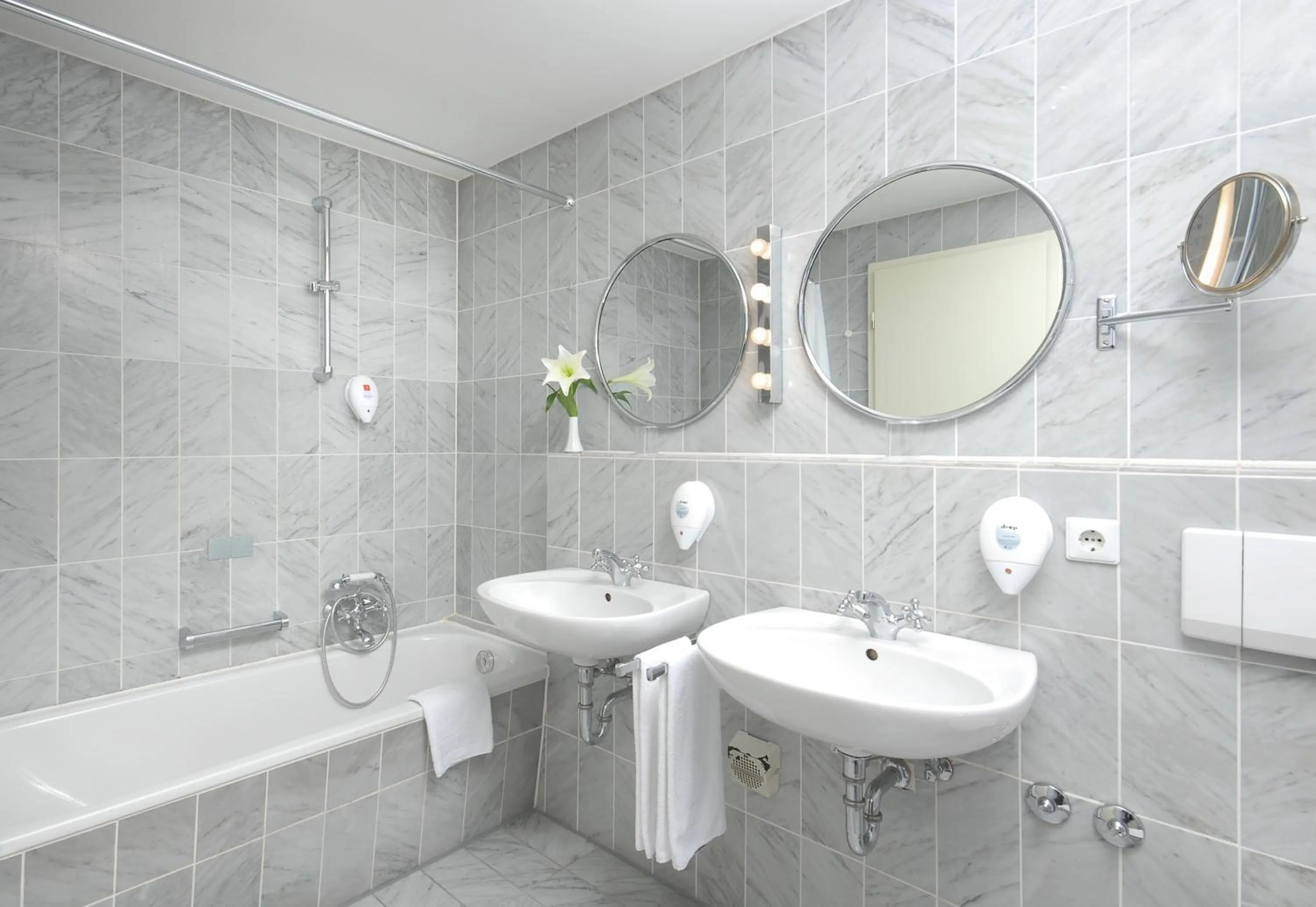 Bathroom in relexa hotel Schatten Stuttgart