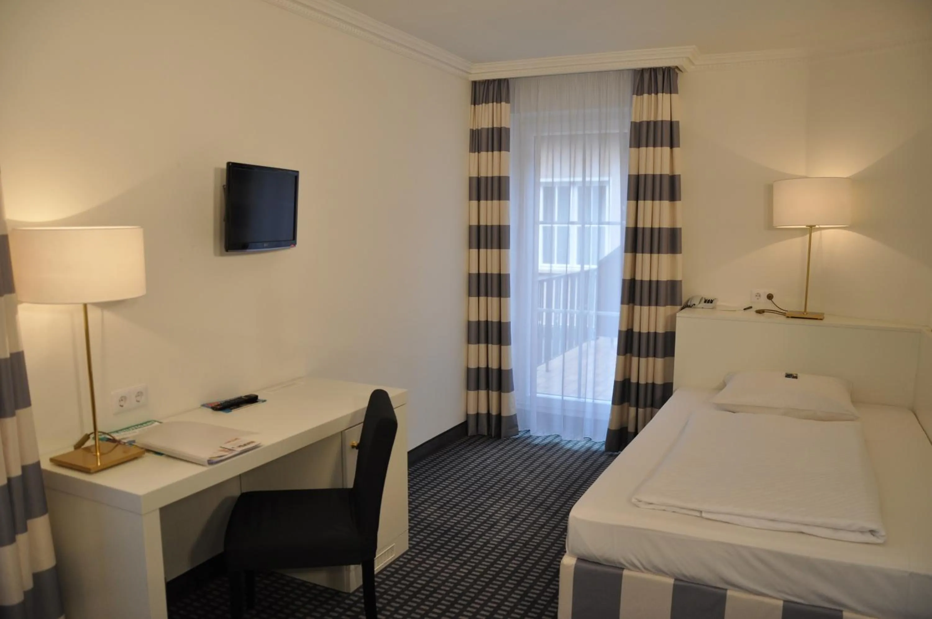 Photo of the whole room, Bed in relexa hotel Schatten Stuttgart