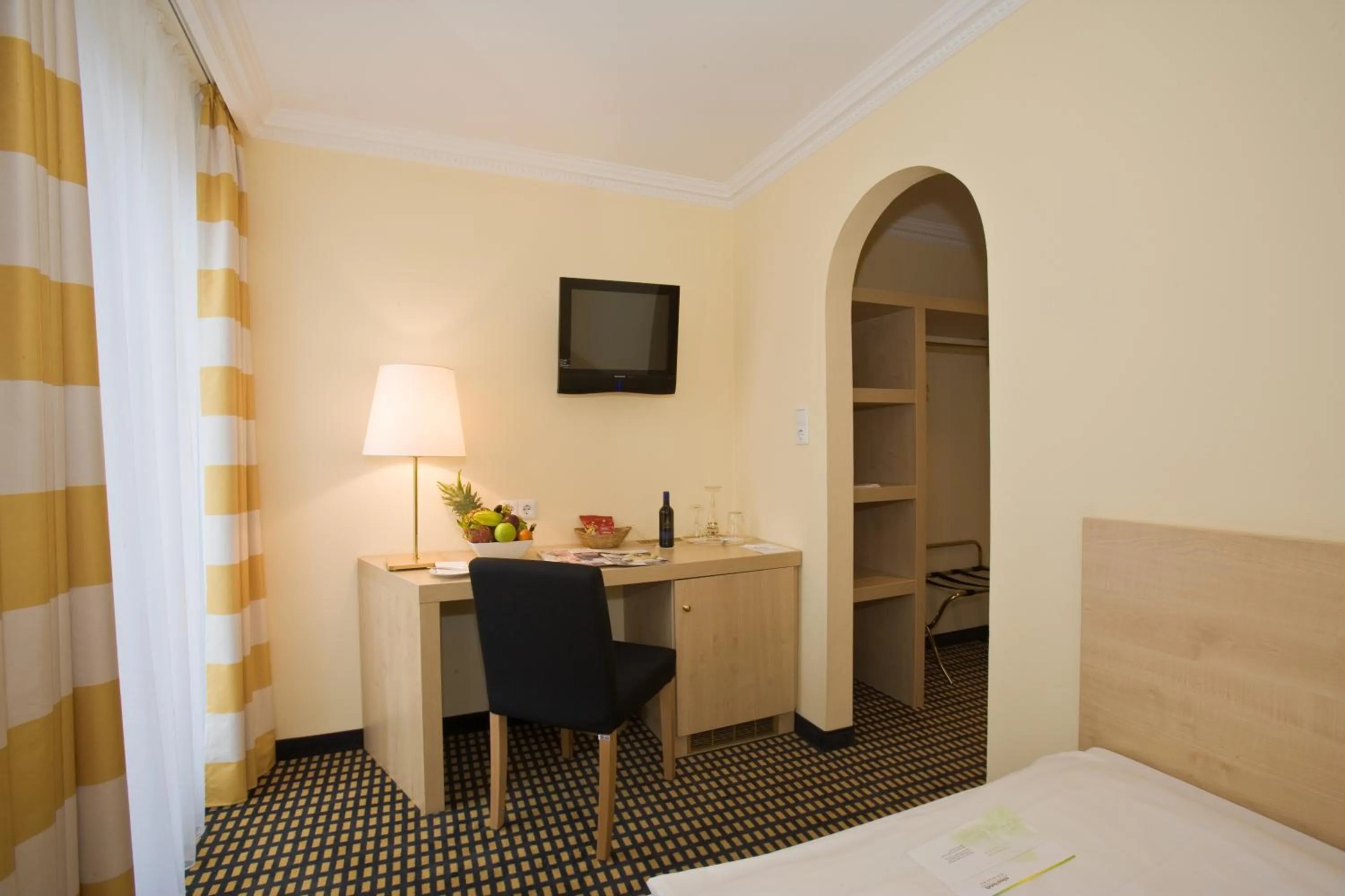 Photo of the whole room, Bed in relexa hotel Schatten Stuttgart