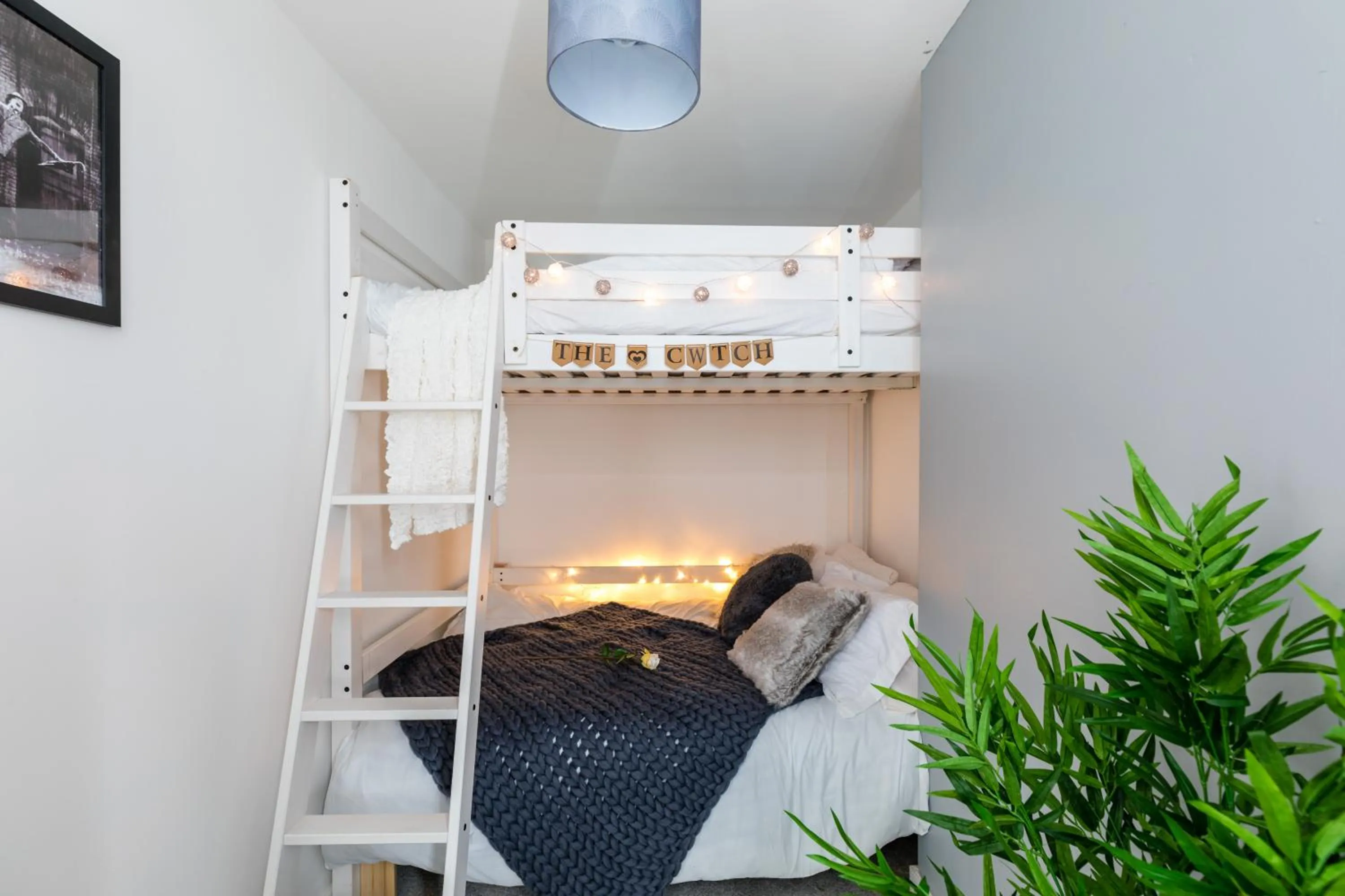 Bed in The Hollywood - Beautiful 3 Bedroom House