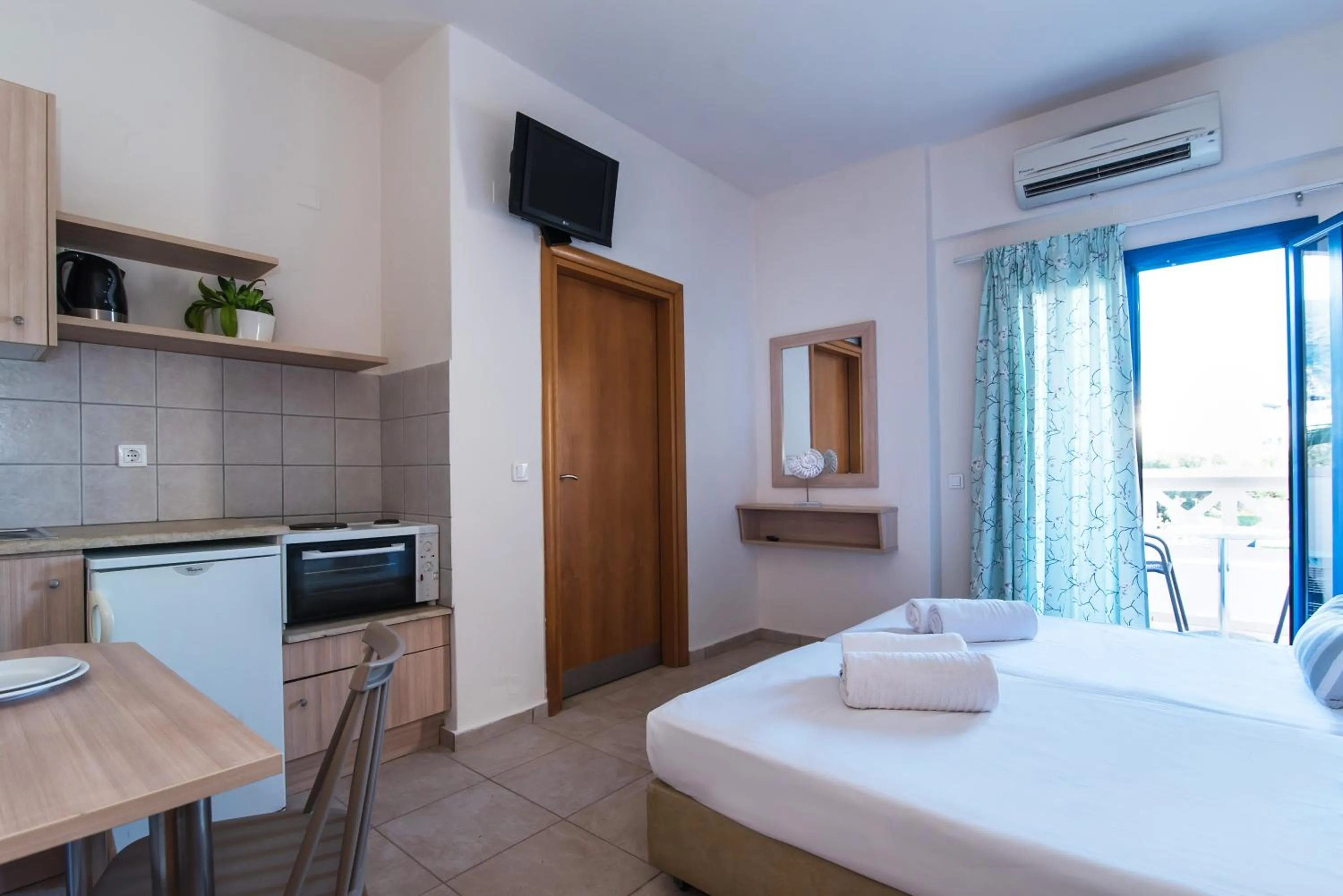 Kitchen or kitchenette, Bed in Ilios Malia Hotel Resort