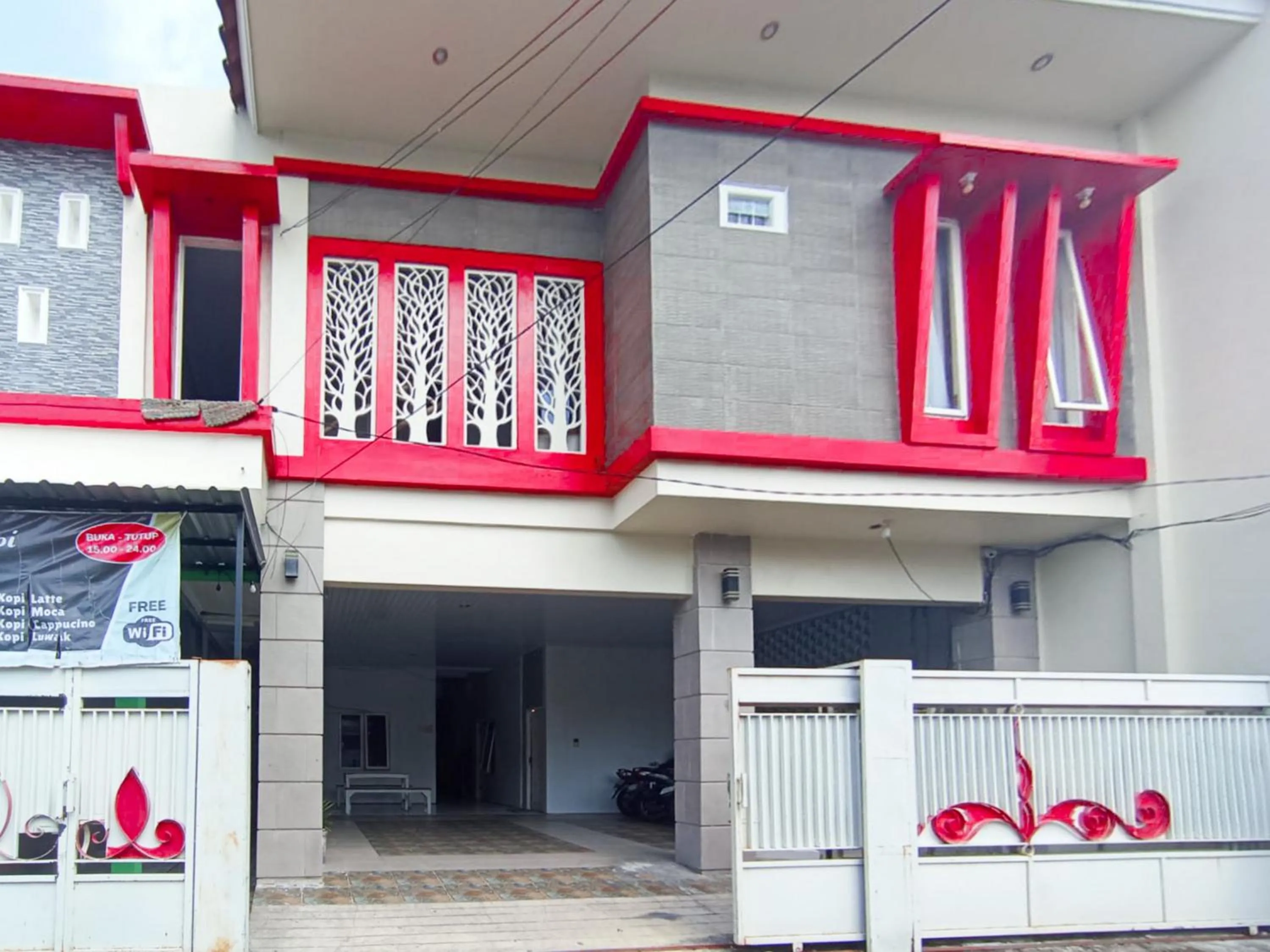 Facade/entrance in RedDoorz at Griya Jeniee Near Stadion Wilis Madiun