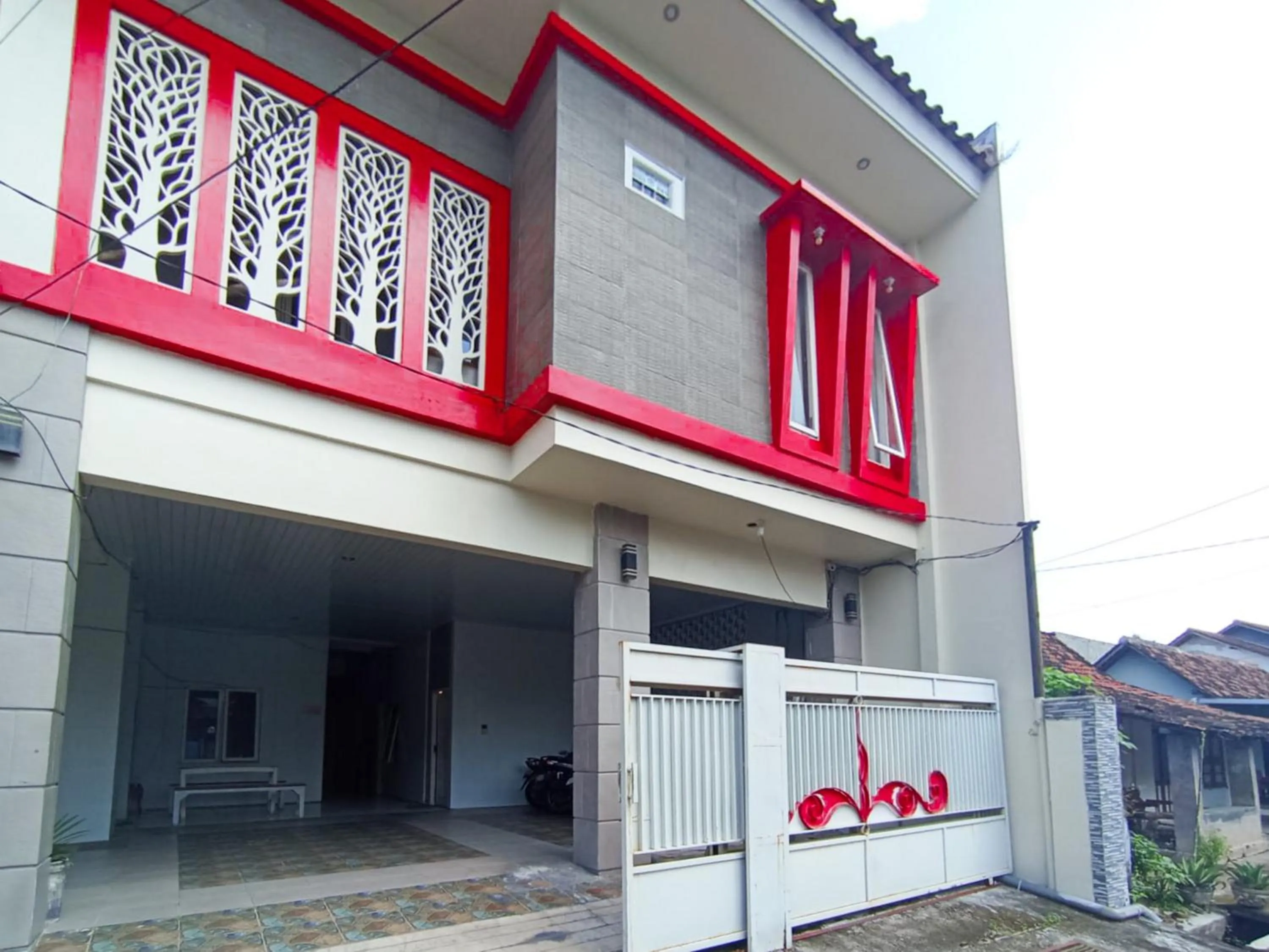 Facade/entrance in RedDoorz at Griya Jeniee Near Stadion Wilis Madiun