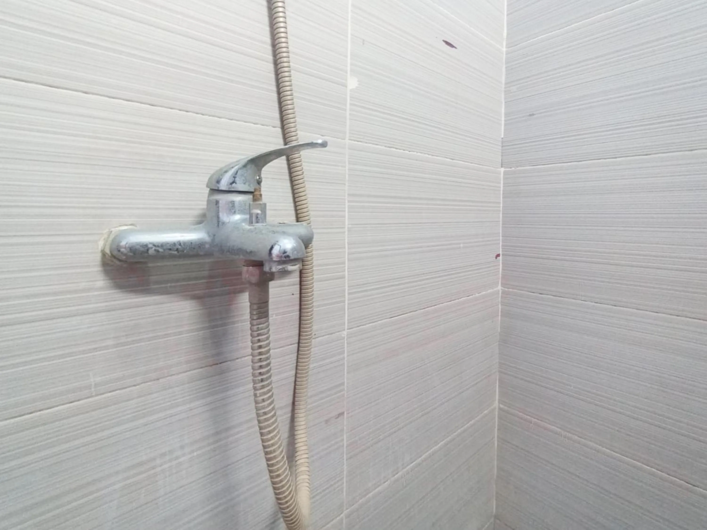 Bathroom in RedDoorz at Griya Jeniee Near Stadion Wilis Madiun