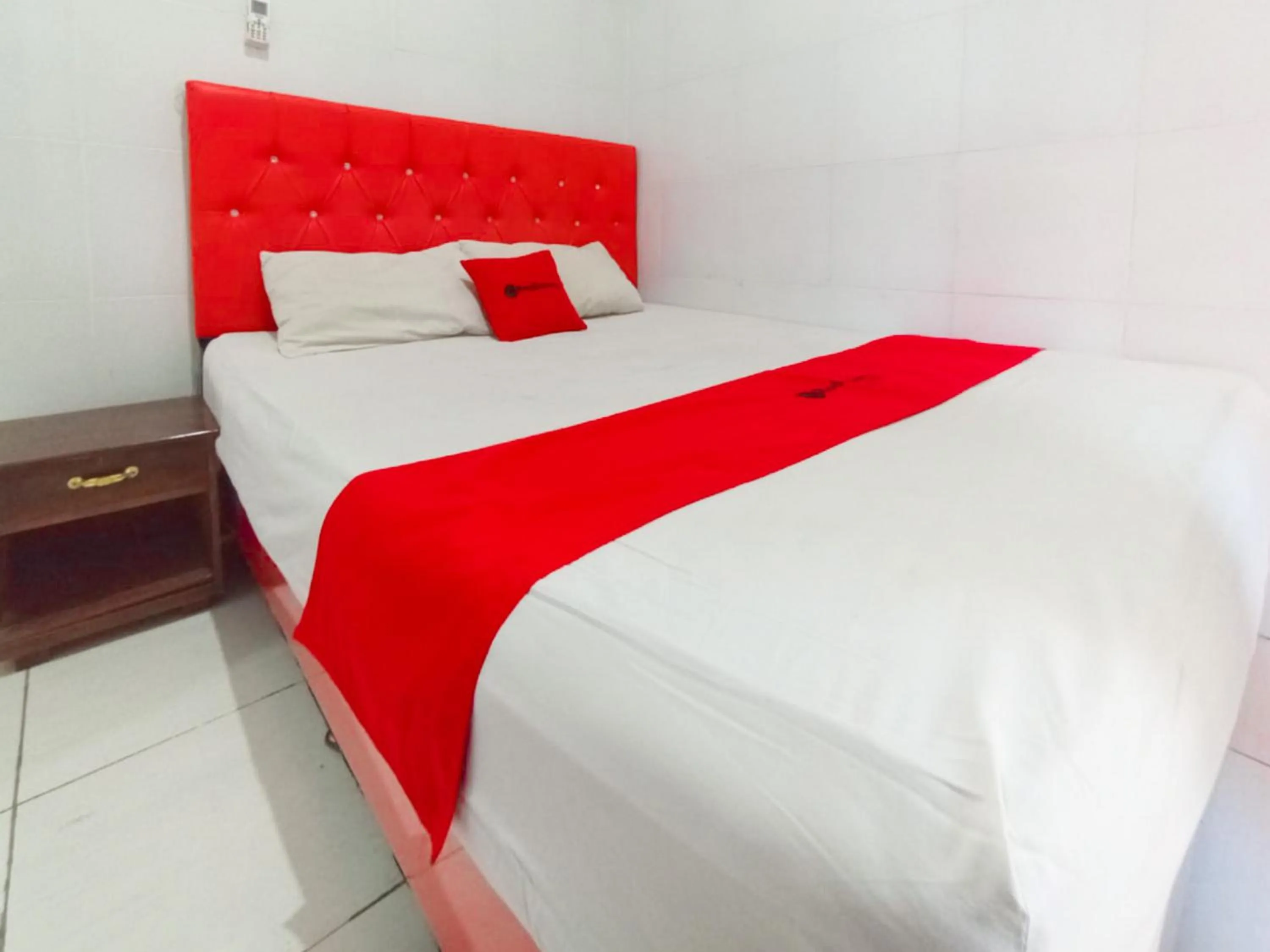 Bedroom, Bed in RedDoorz at Griya Jeniee Near Stadion Wilis Madiun