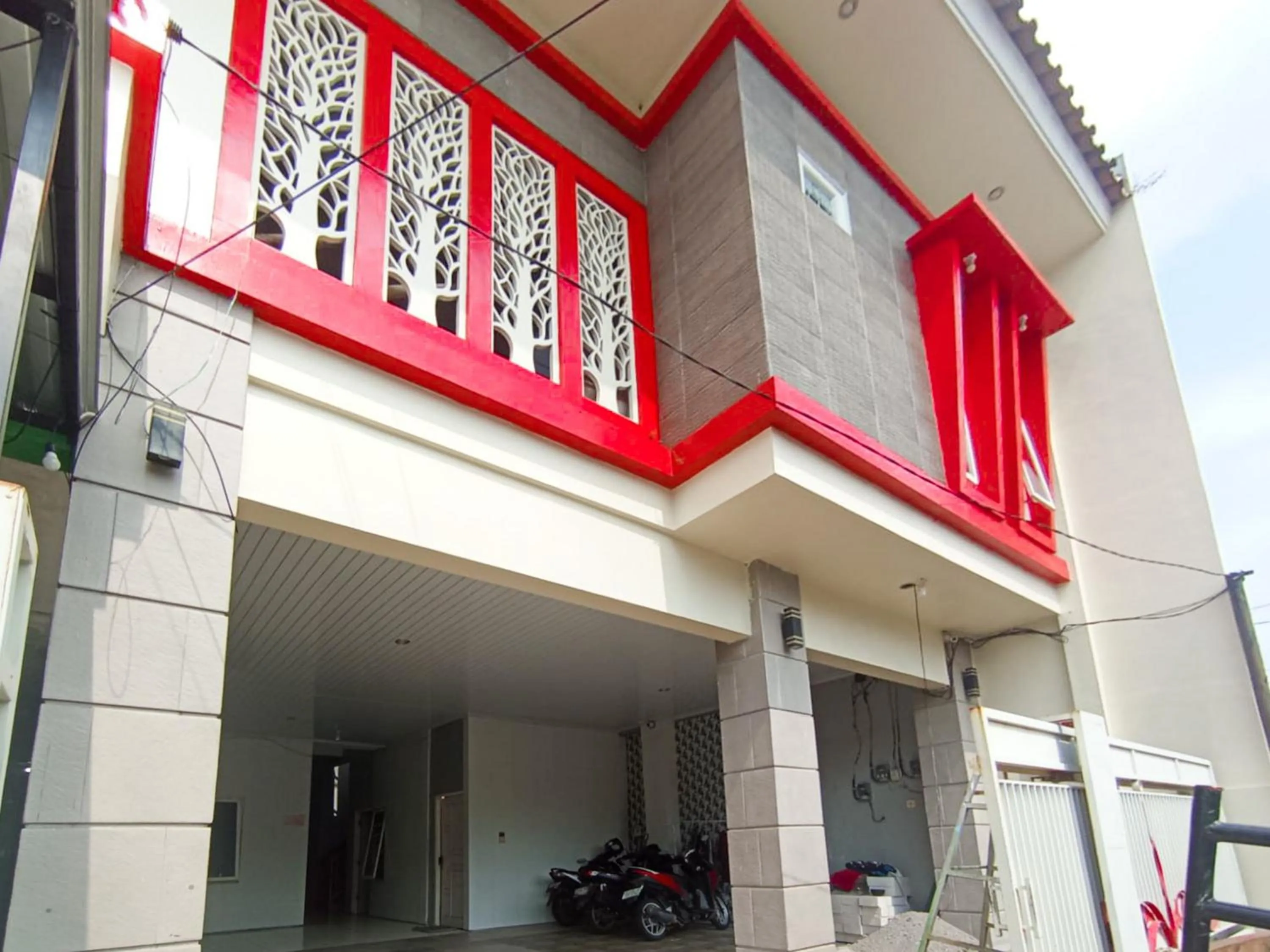 Facade/entrance in RedDoorz at Griya Jeniee Near Stadion Wilis Madiun