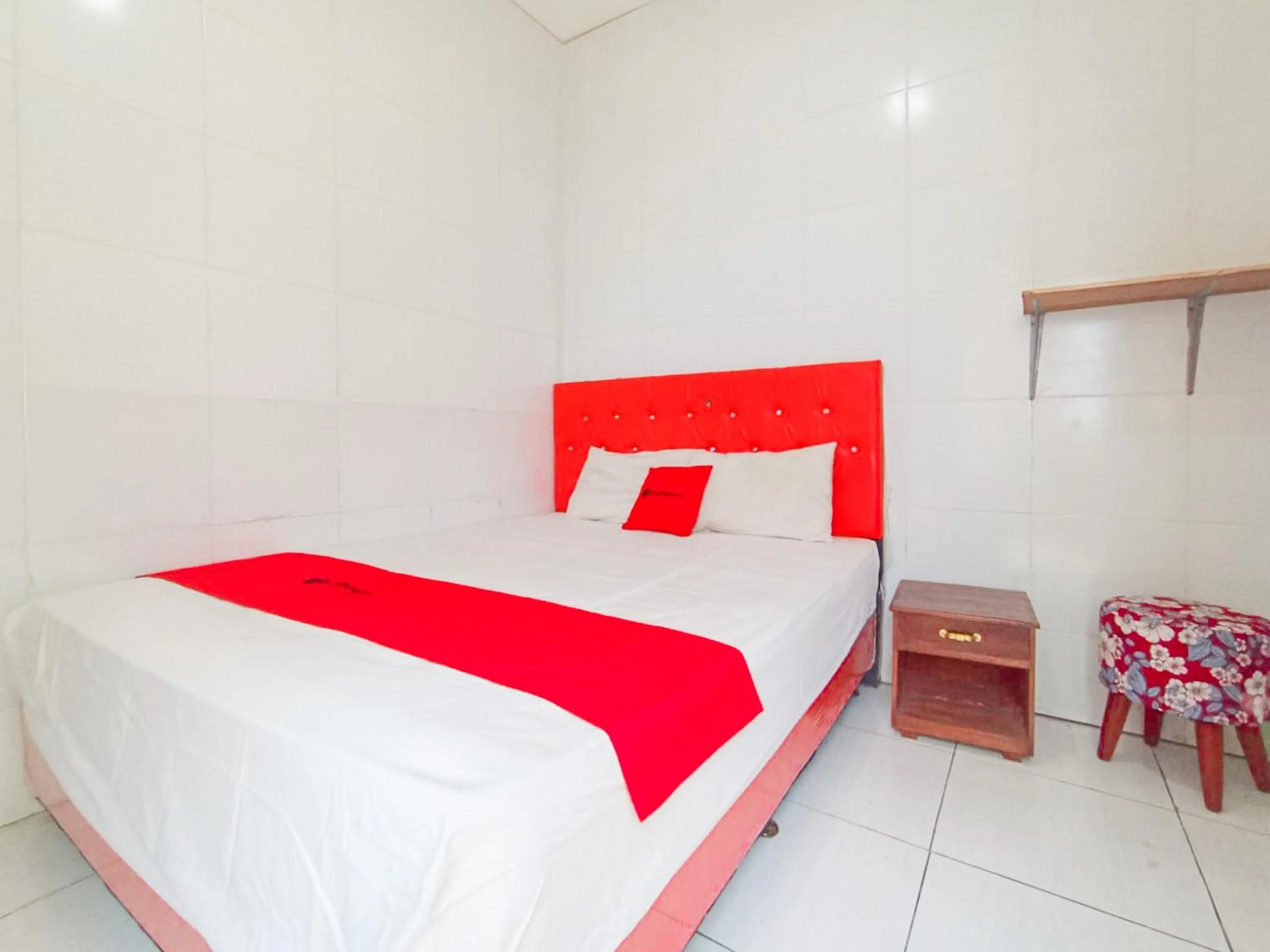 Bedroom, Bed in RedDoorz at Griya Jeniee Near Stadion Wilis Madiun