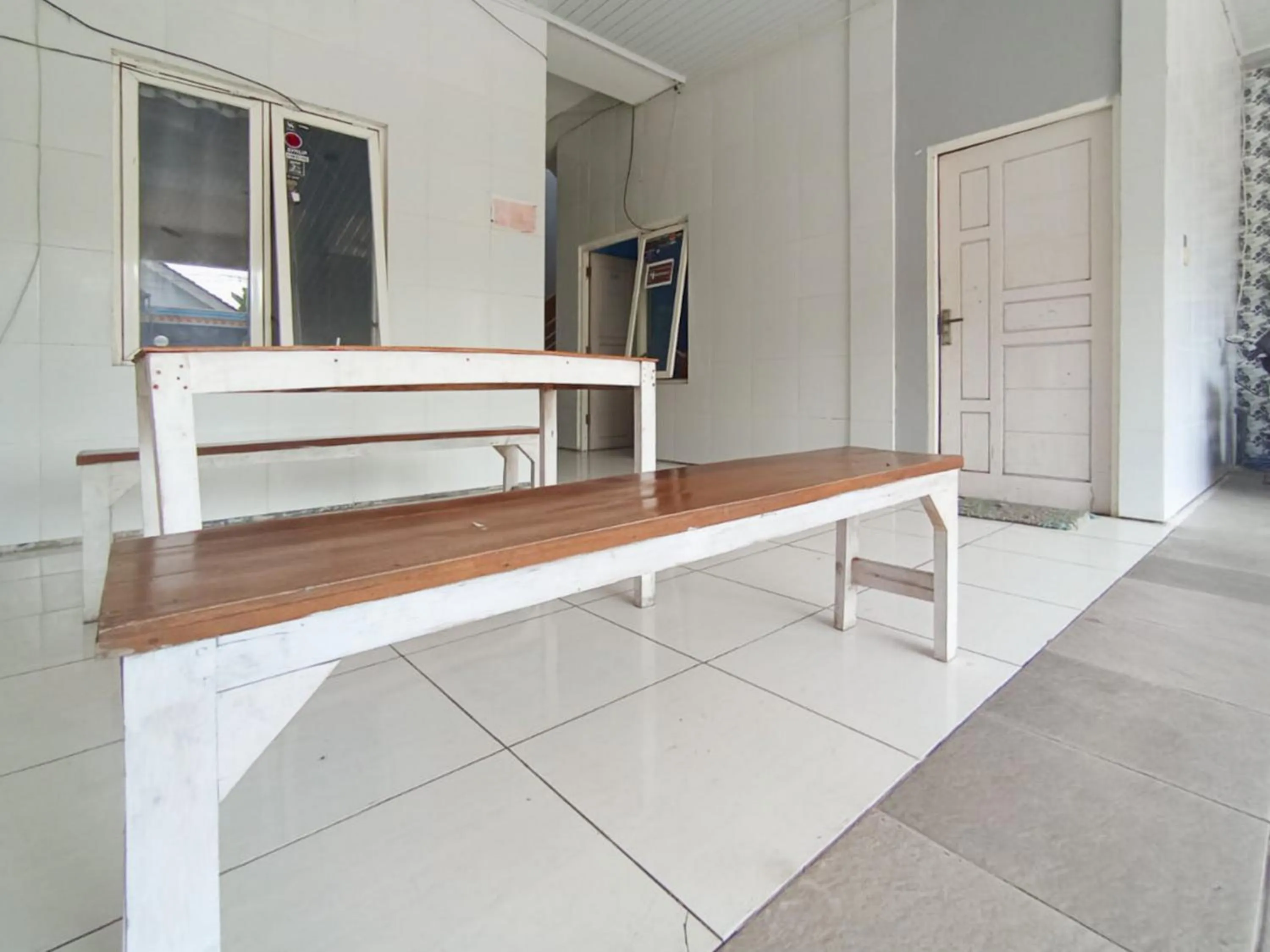 Seating area in RedDoorz at Griya Jeniee Near Stadion Wilis Madiun