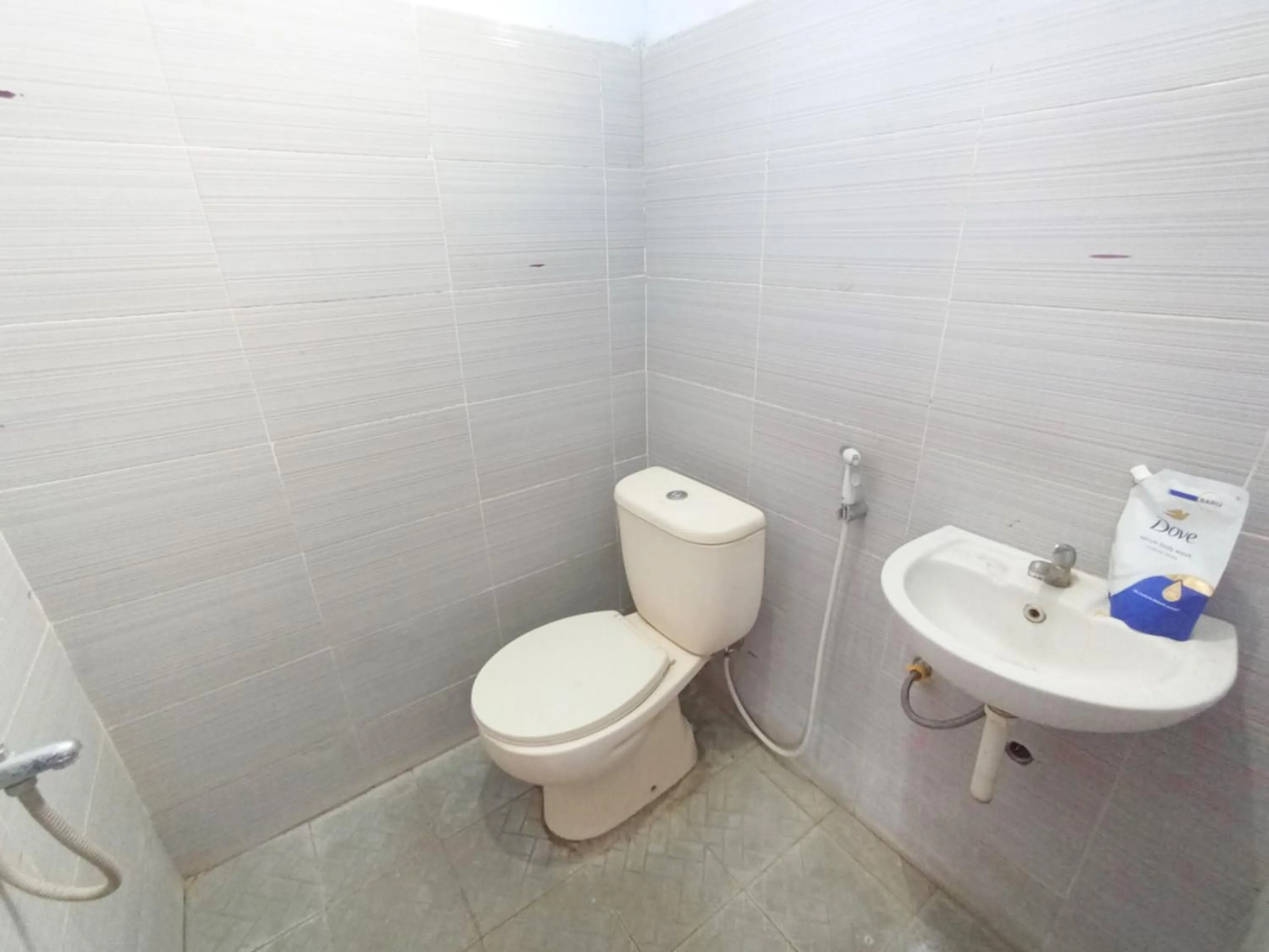 Bathroom in RedDoorz at Griya Jeniee Near Stadion Wilis Madiun