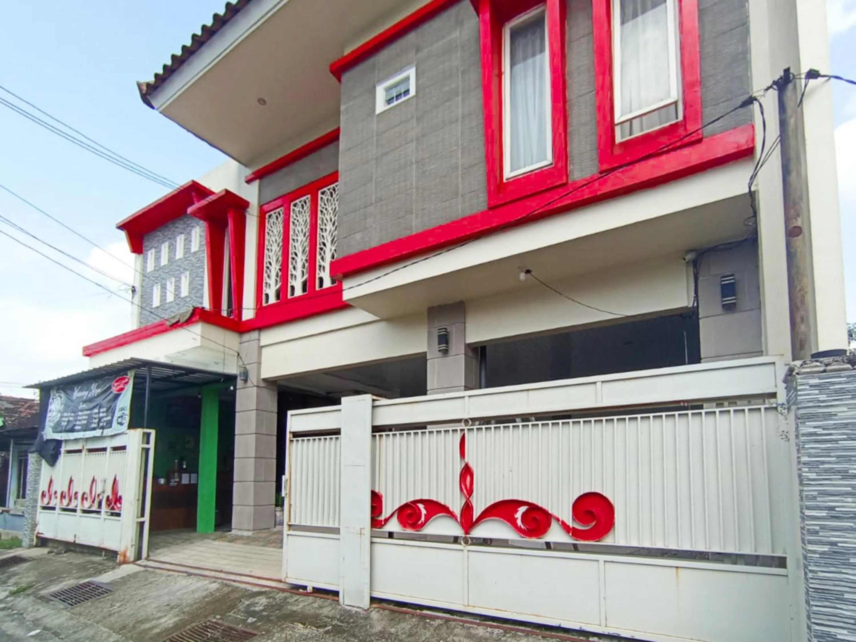 Facade/entrance in RedDoorz at Griya Jeniee Near Stadion Wilis Madiun