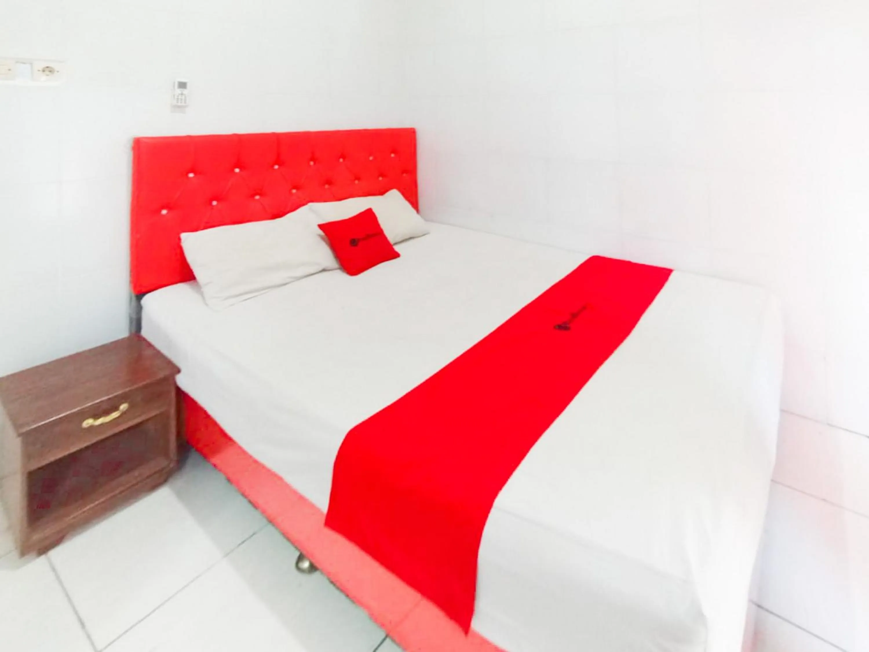 Bedroom, Bed in RedDoorz at Griya Jeniee Near Stadion Wilis Madiun