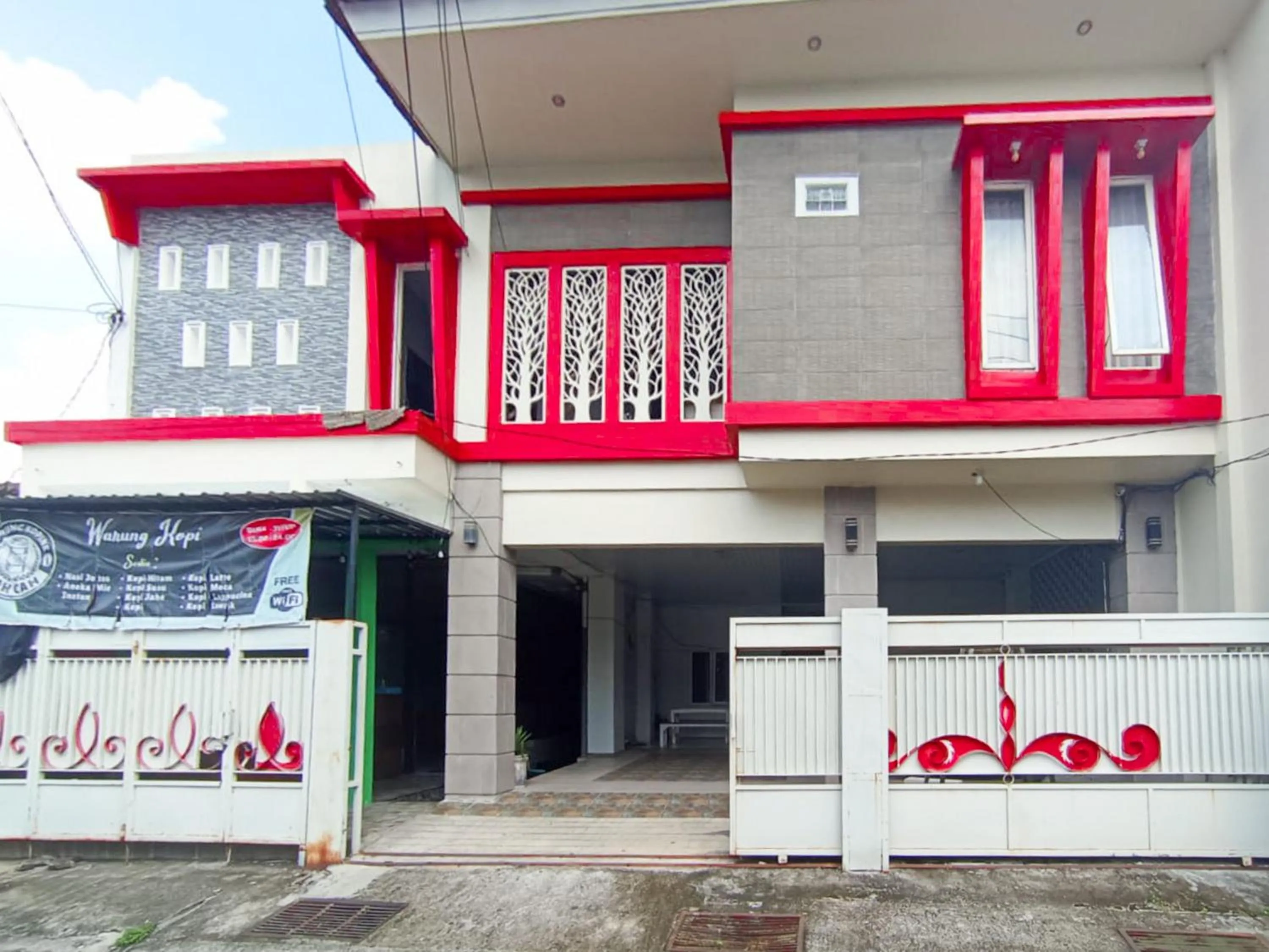 Facade/entrance in RedDoorz at Griya Jeniee Near Stadion Wilis Madiun