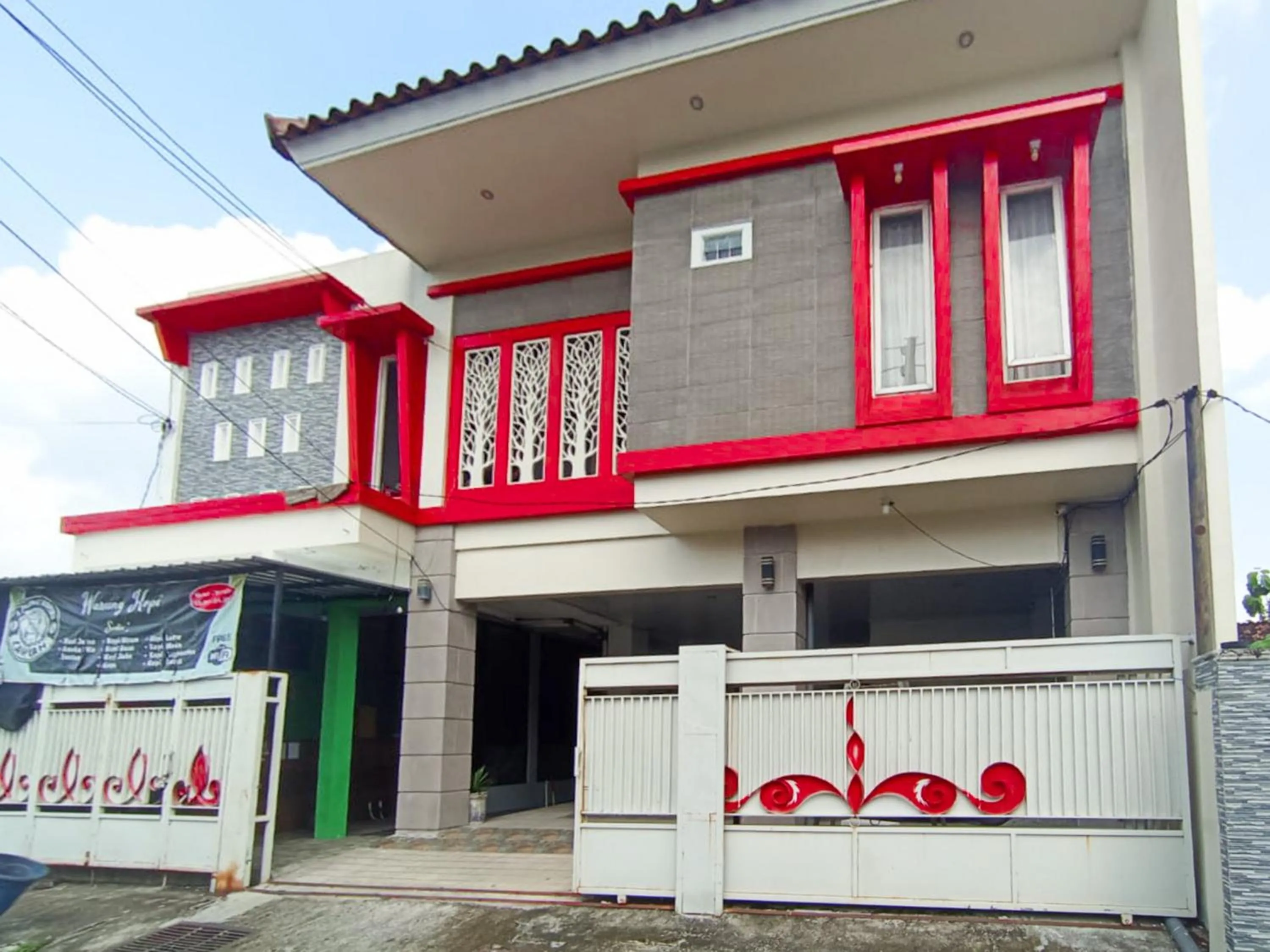 Facade/entrance in RedDoorz at Griya Jeniee Near Stadion Wilis Madiun
