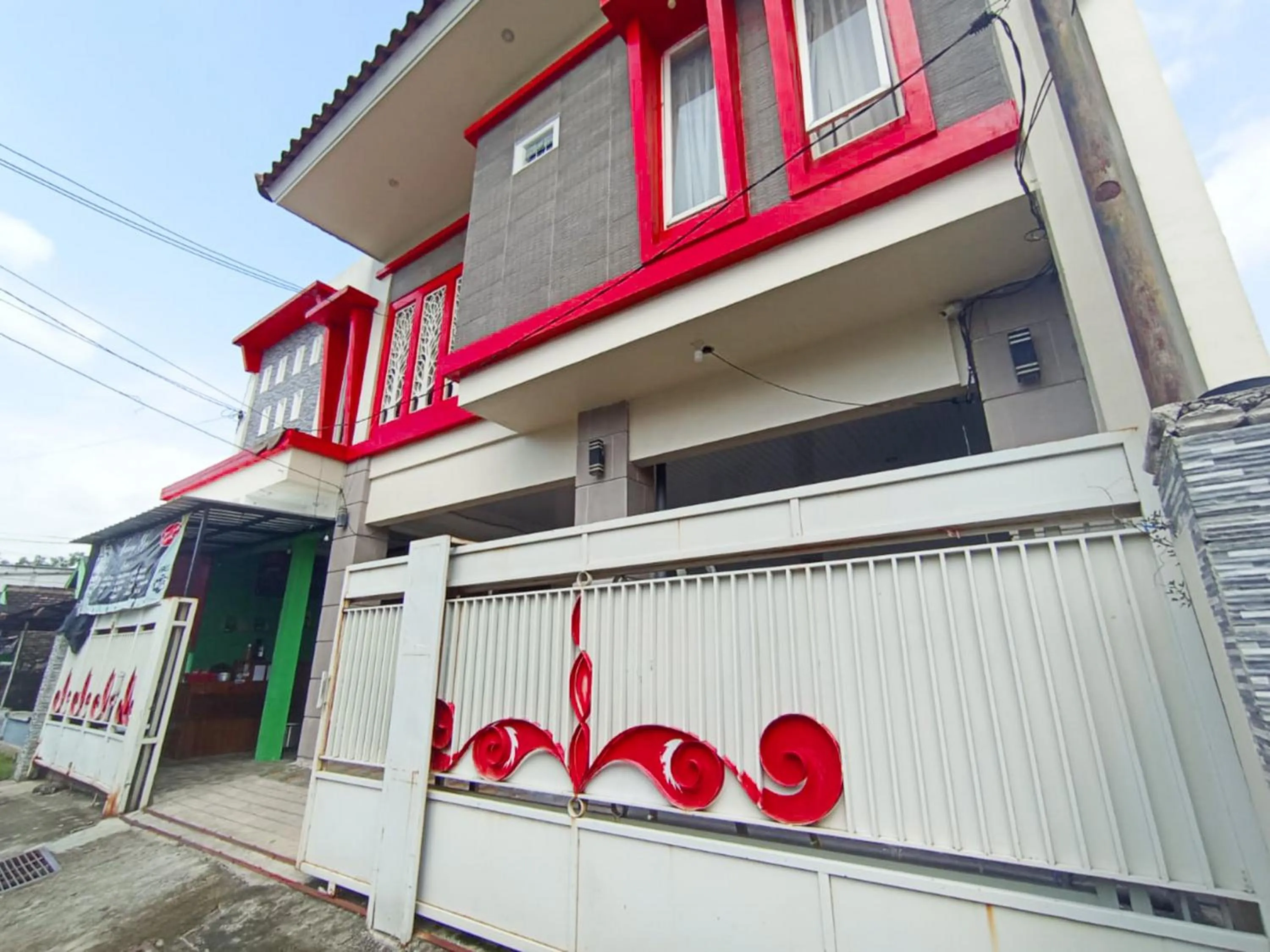Facade/entrance in RedDoorz at Griya Jeniee Near Stadion Wilis Madiun