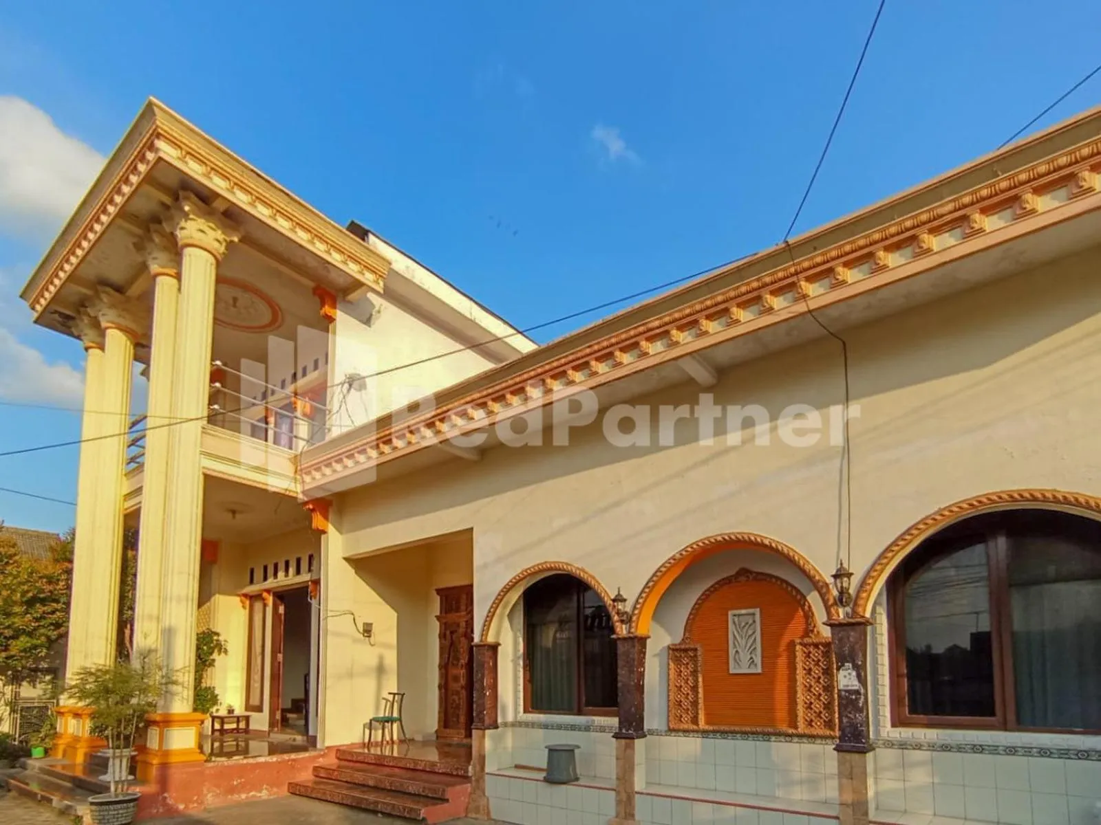 Facade/entrance in Orange inn RedPartner Madiun