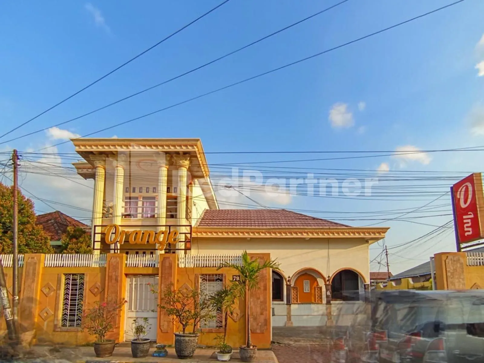 Facade/entrance in Orange inn RedPartner Madiun