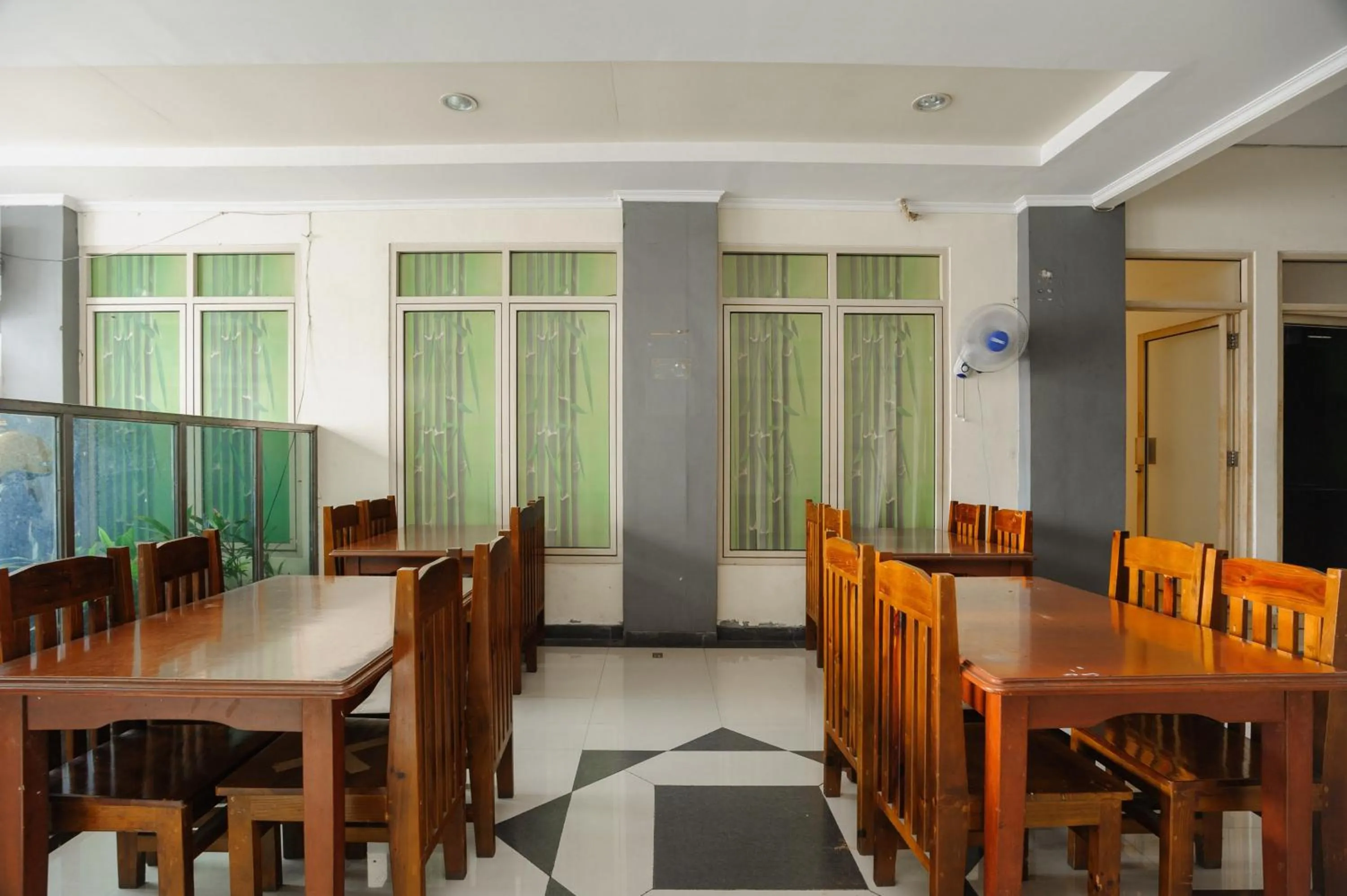 Seating area in RedDoorz syariah near AEON Mall Tanjung Barat