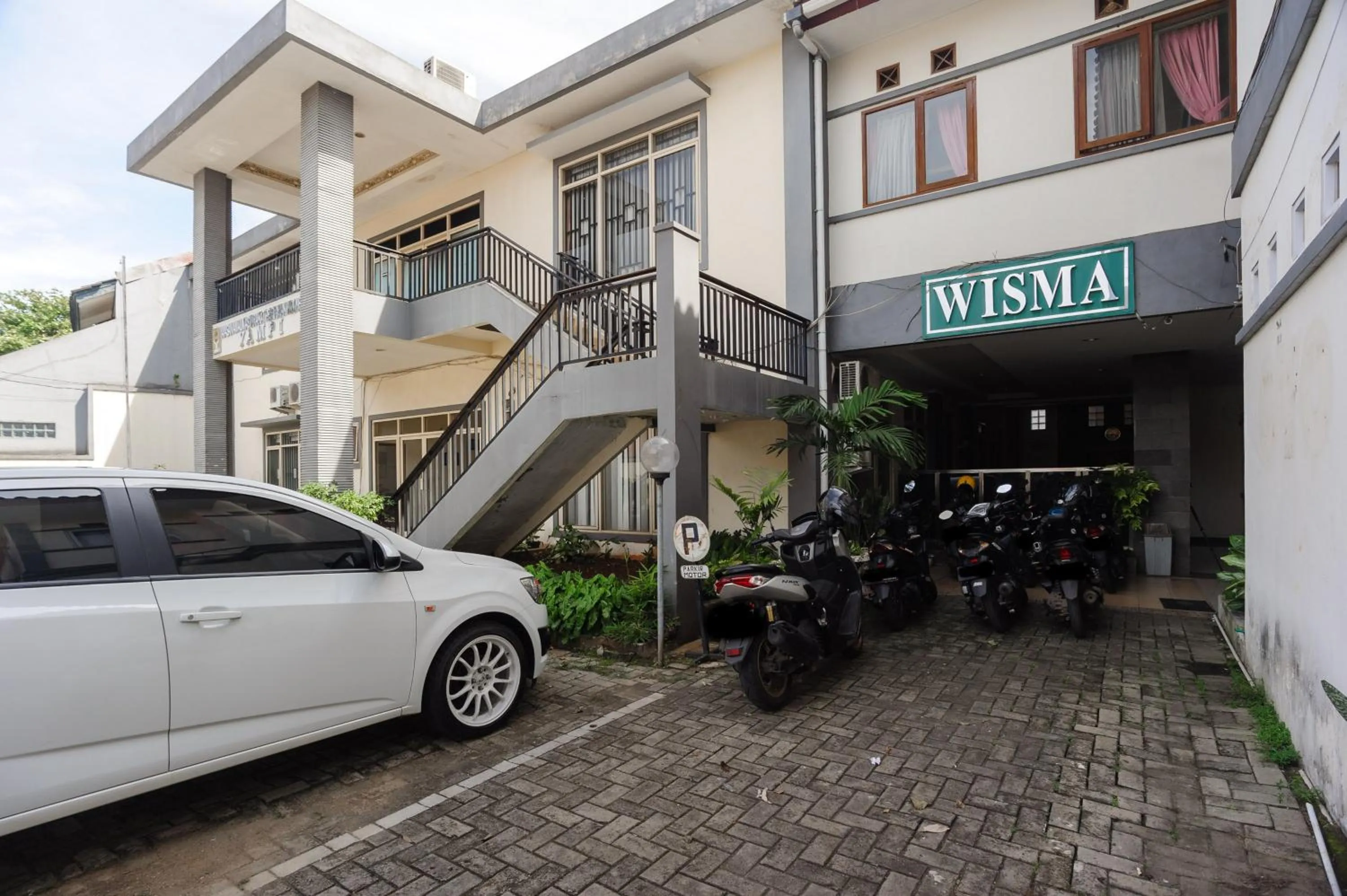 Property building in RedDoorz syariah near AEON Mall Tanjung Barat