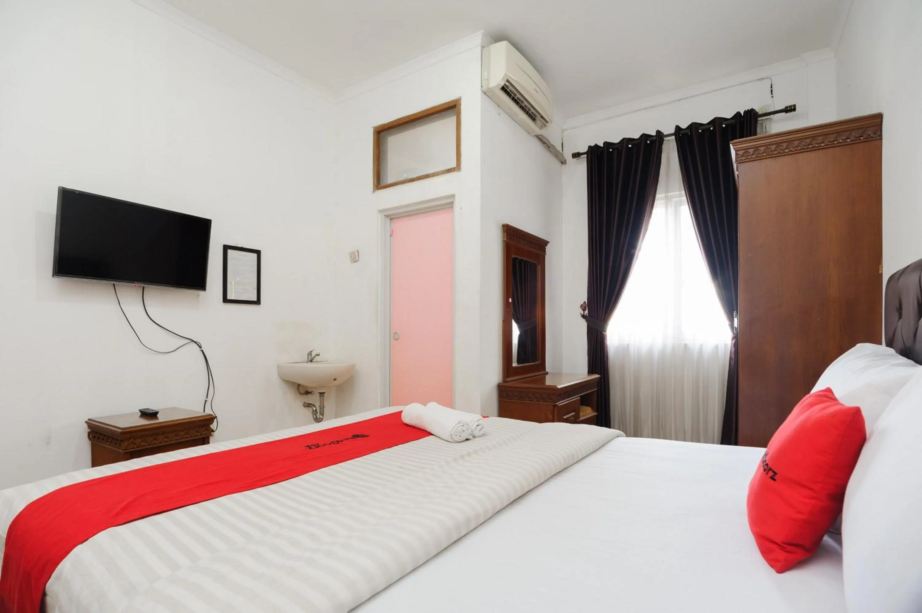 Bed in RedDoorz syariah near AEON Mall Tanjung Barat