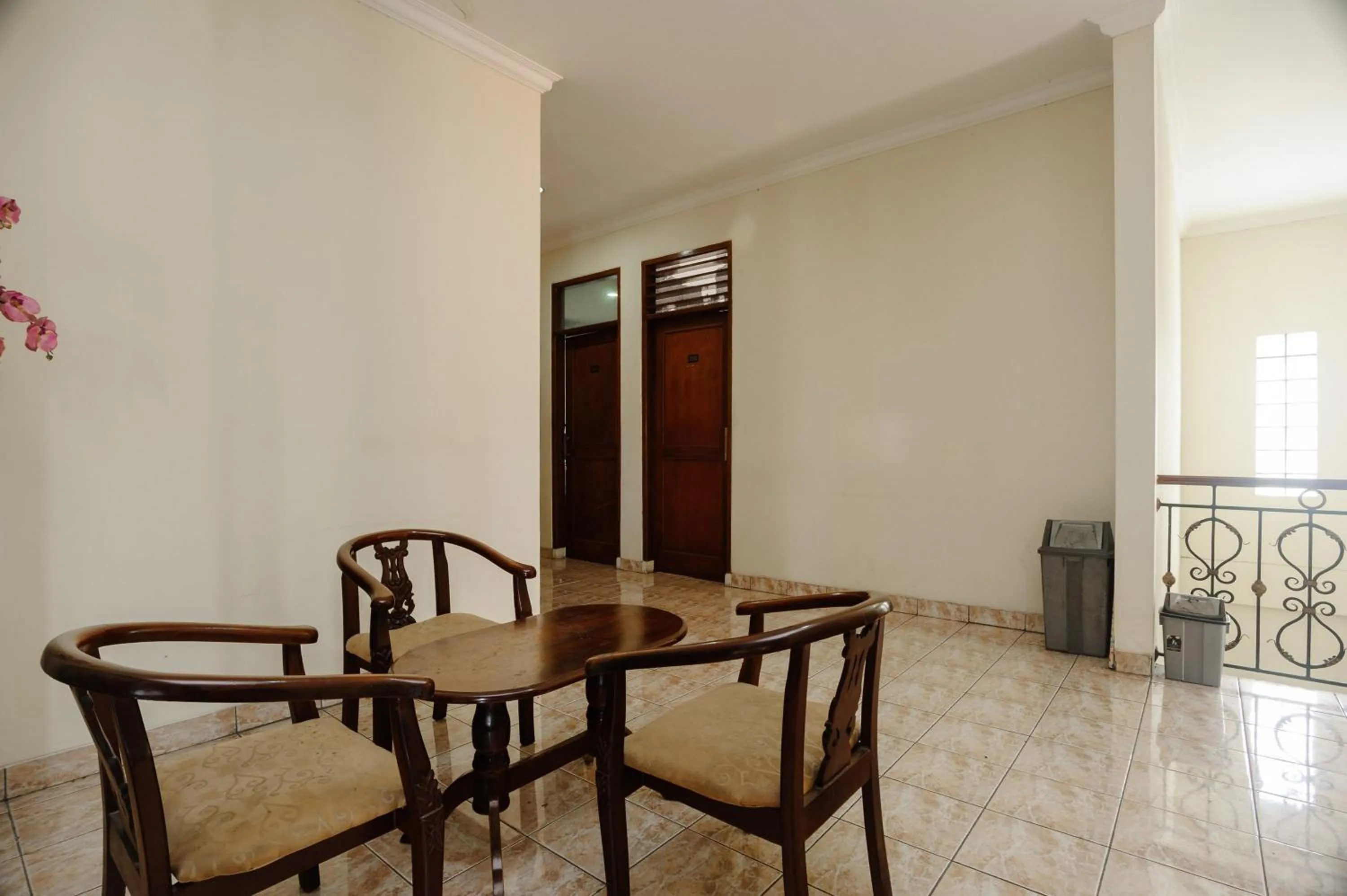 Seating area in RedDoorz syariah near AEON Mall Tanjung Barat