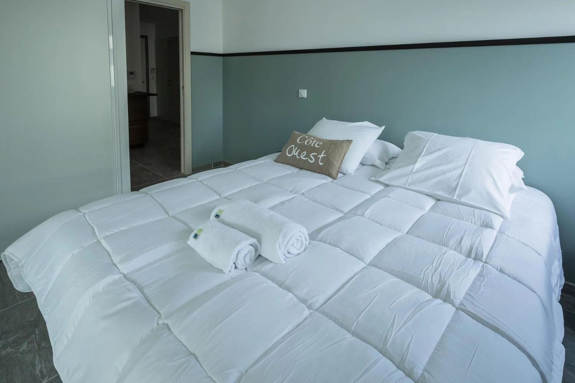 Other, Bed in L'AVANT SCENE