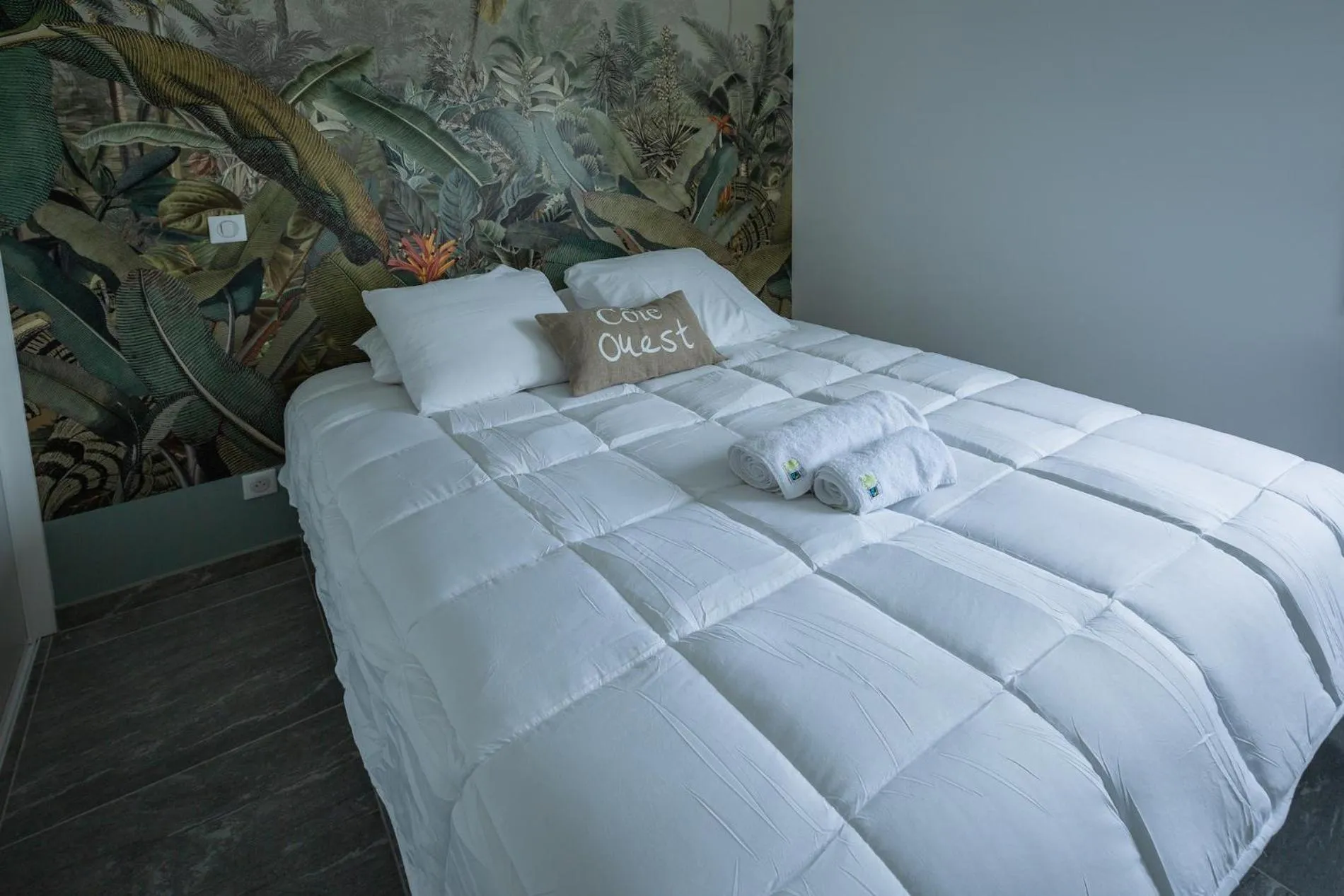 Other, Bed in L'AVANT SCENE