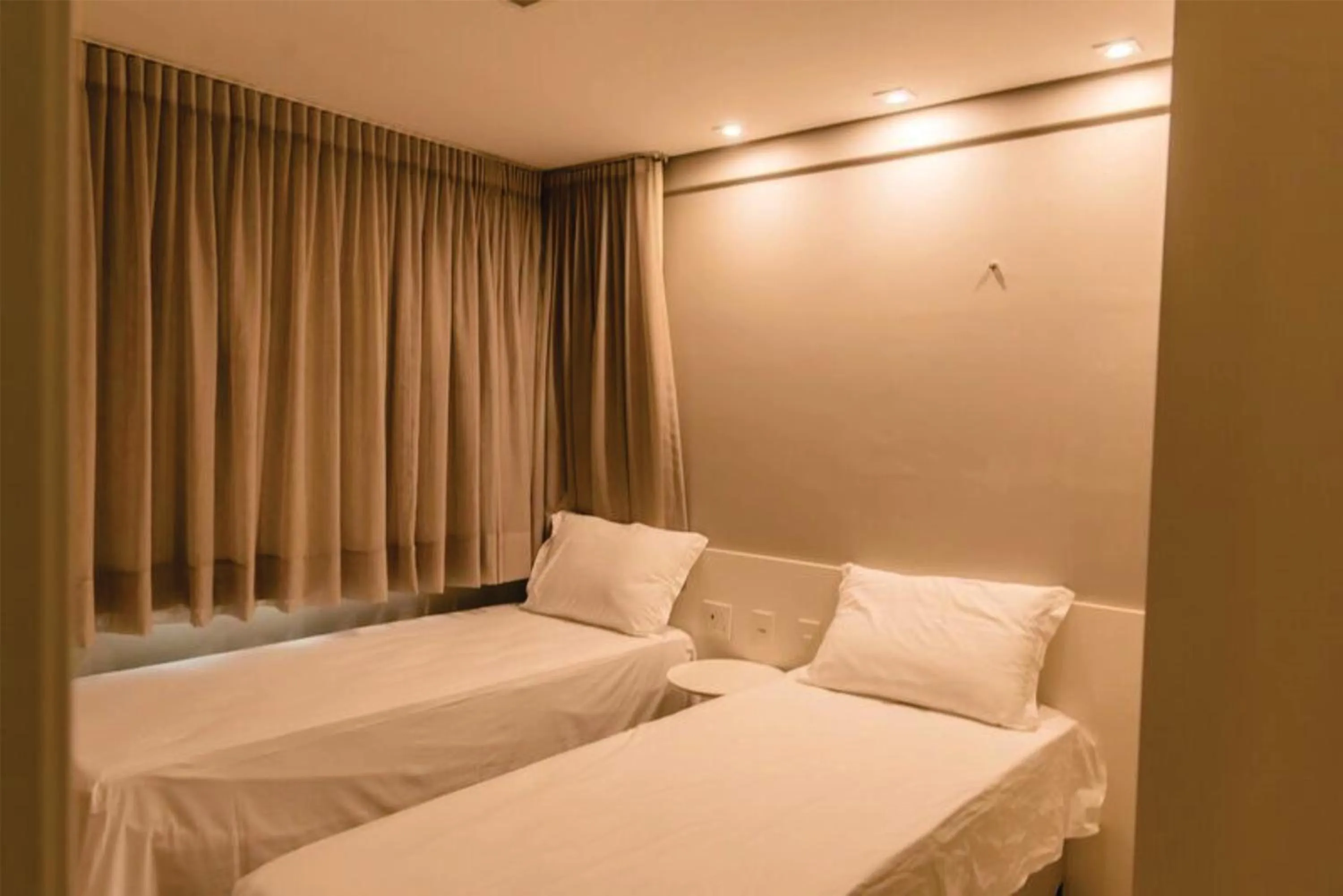 Bed in Manhattan Beach Riviera