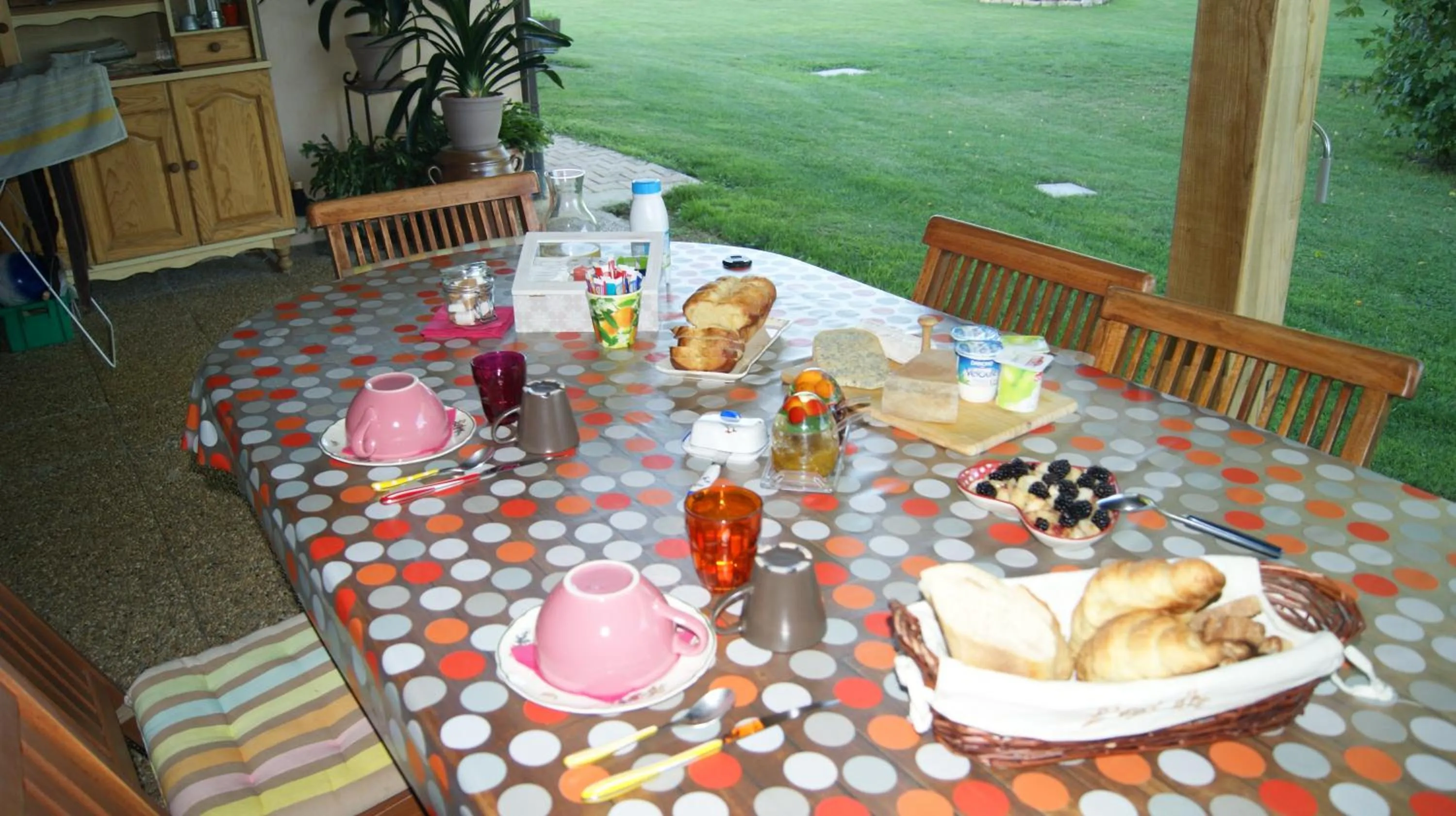 Continental breakfast in La mare aux grenouilles