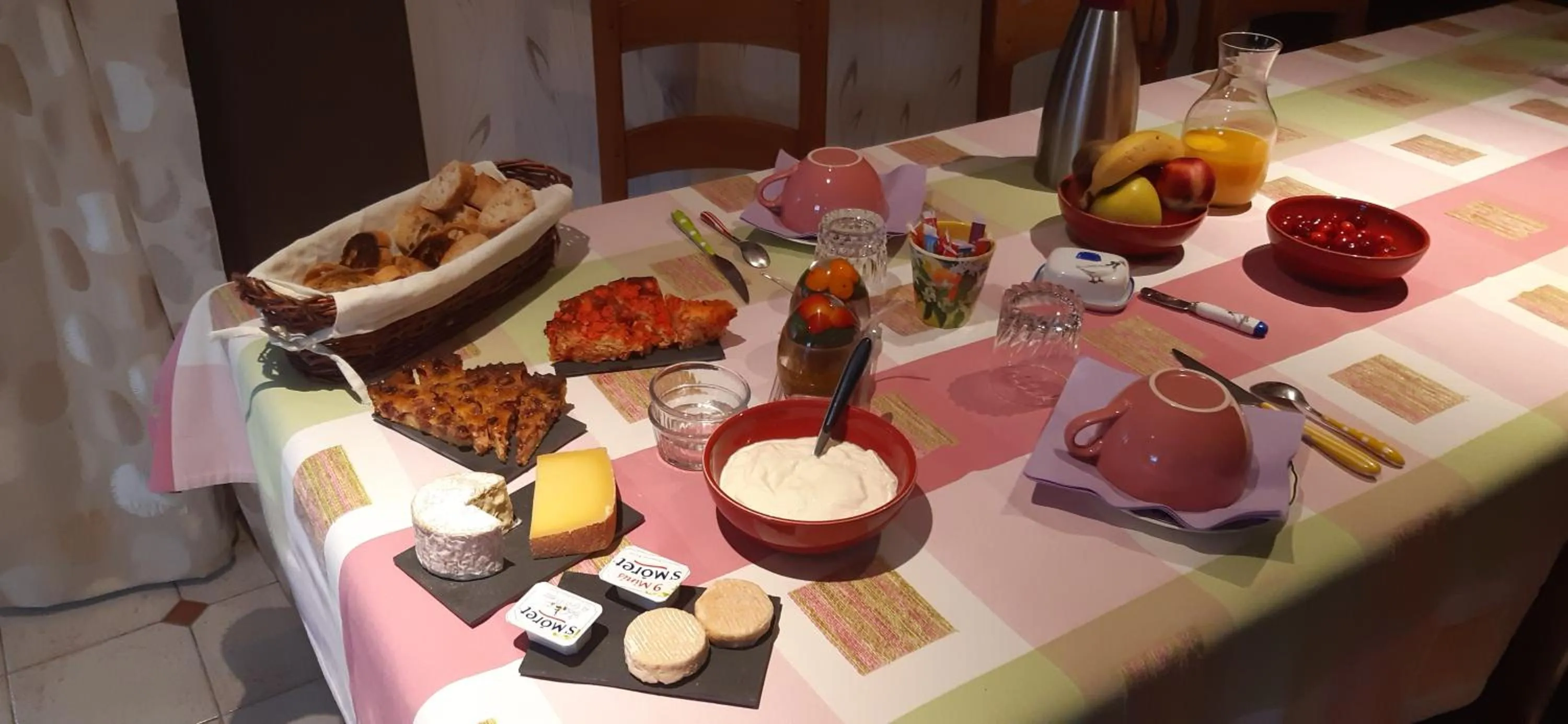 Continental breakfast in La mare aux grenouilles