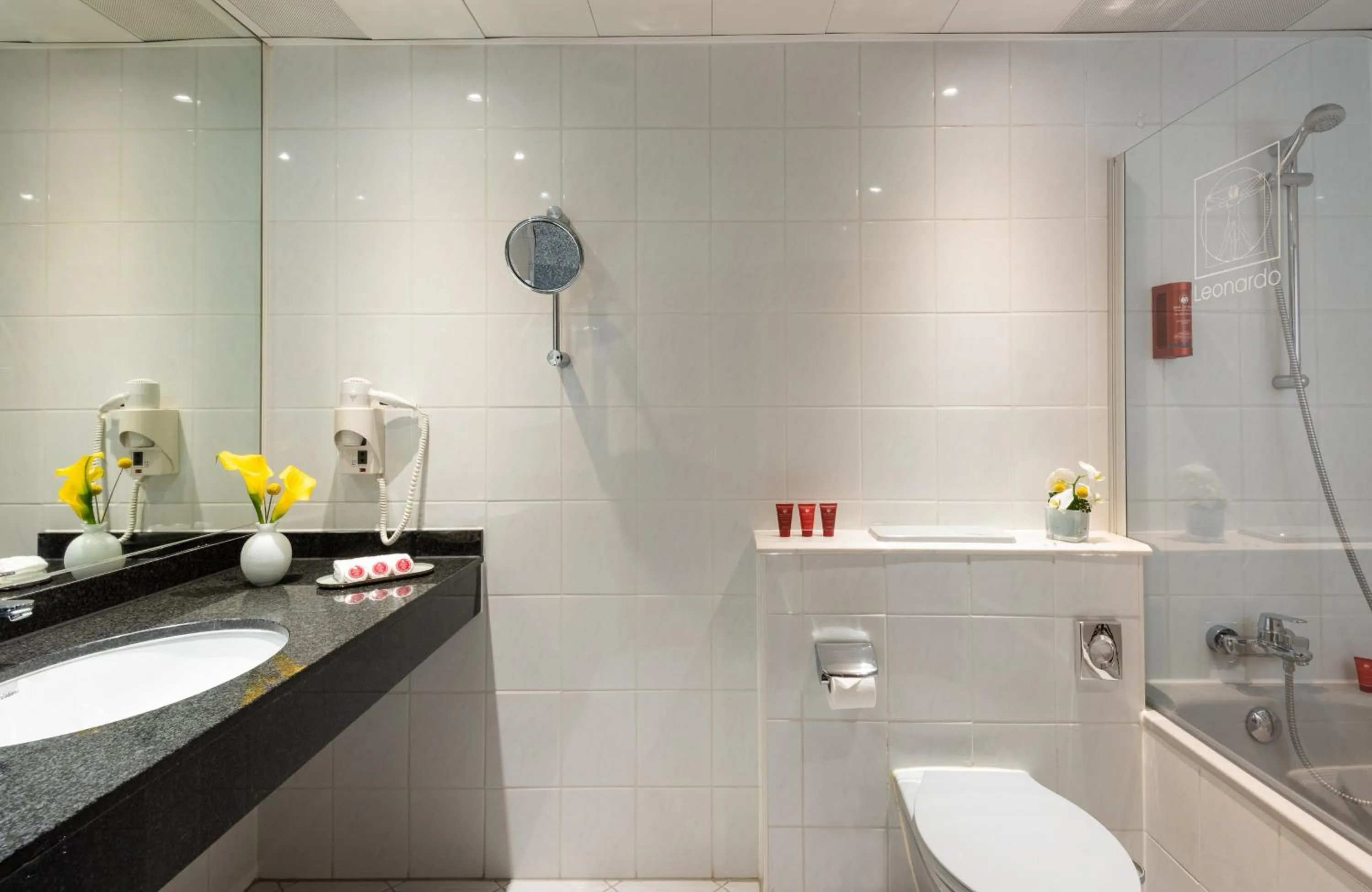 Bathroom in Leonardo Hotel Düsseldorf Airport Ratingen