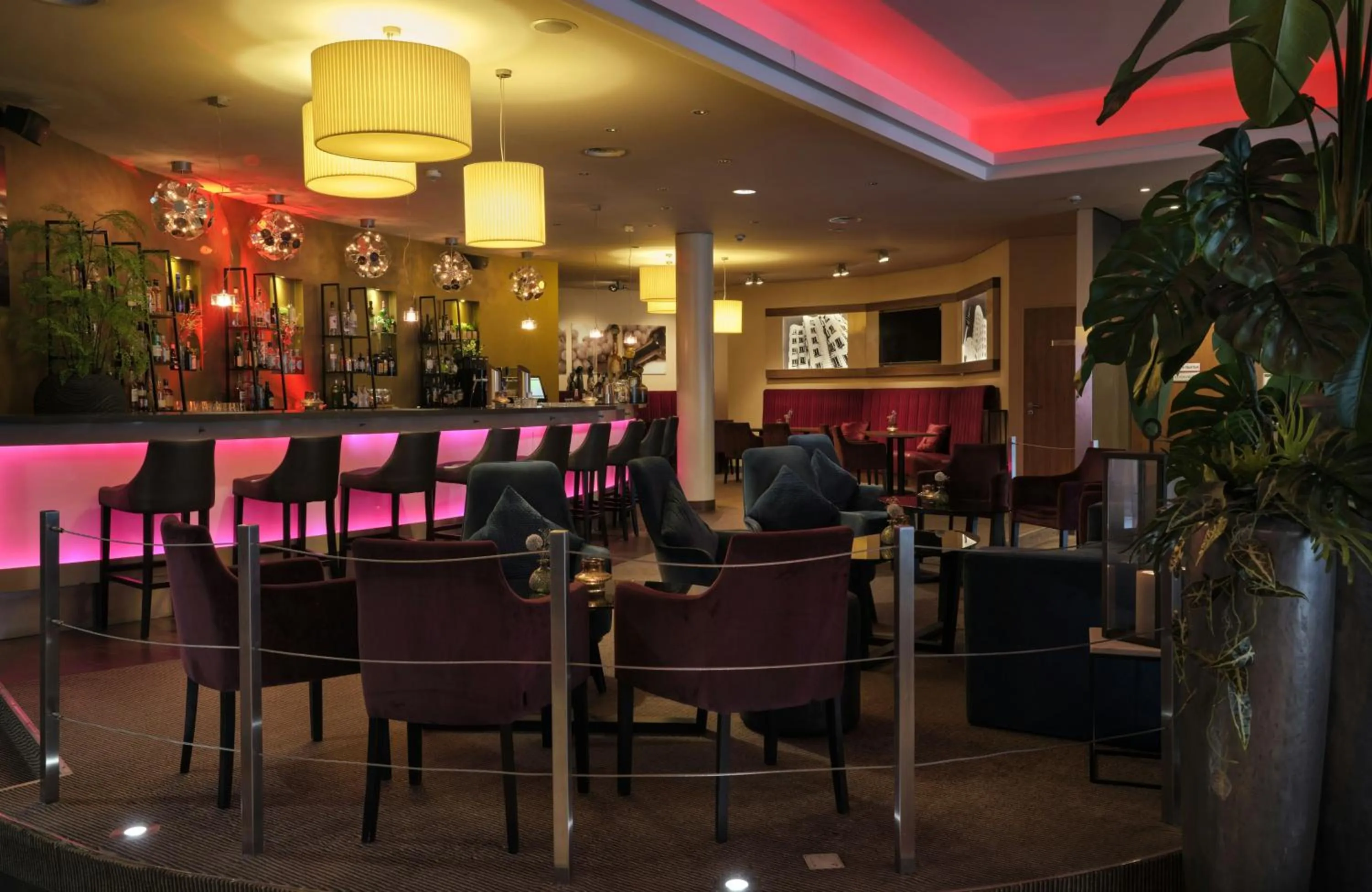 Lounge or bar in Leonardo Royal Hotel Düsseldorf Königsallee