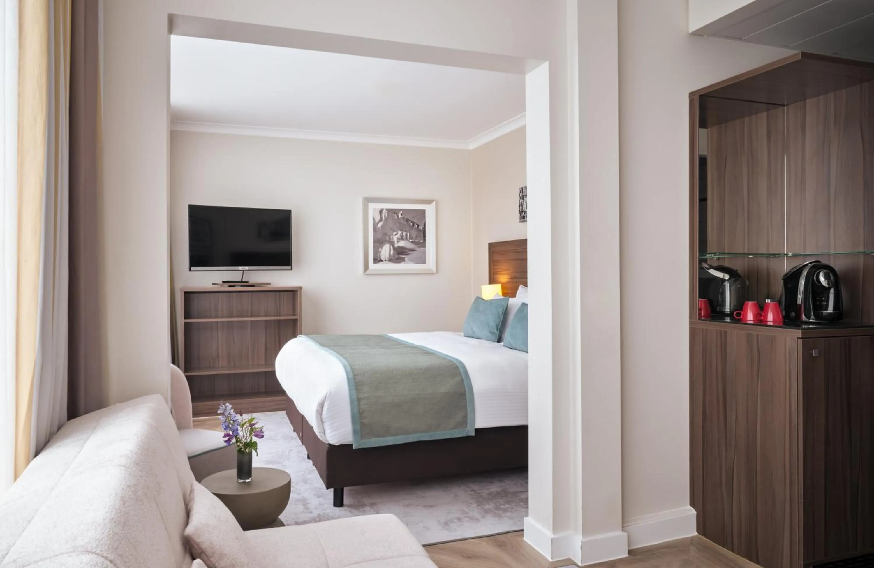 Photo of the whole room, Bed in Leonardo Royal Hotel Düsseldorf Königsallee