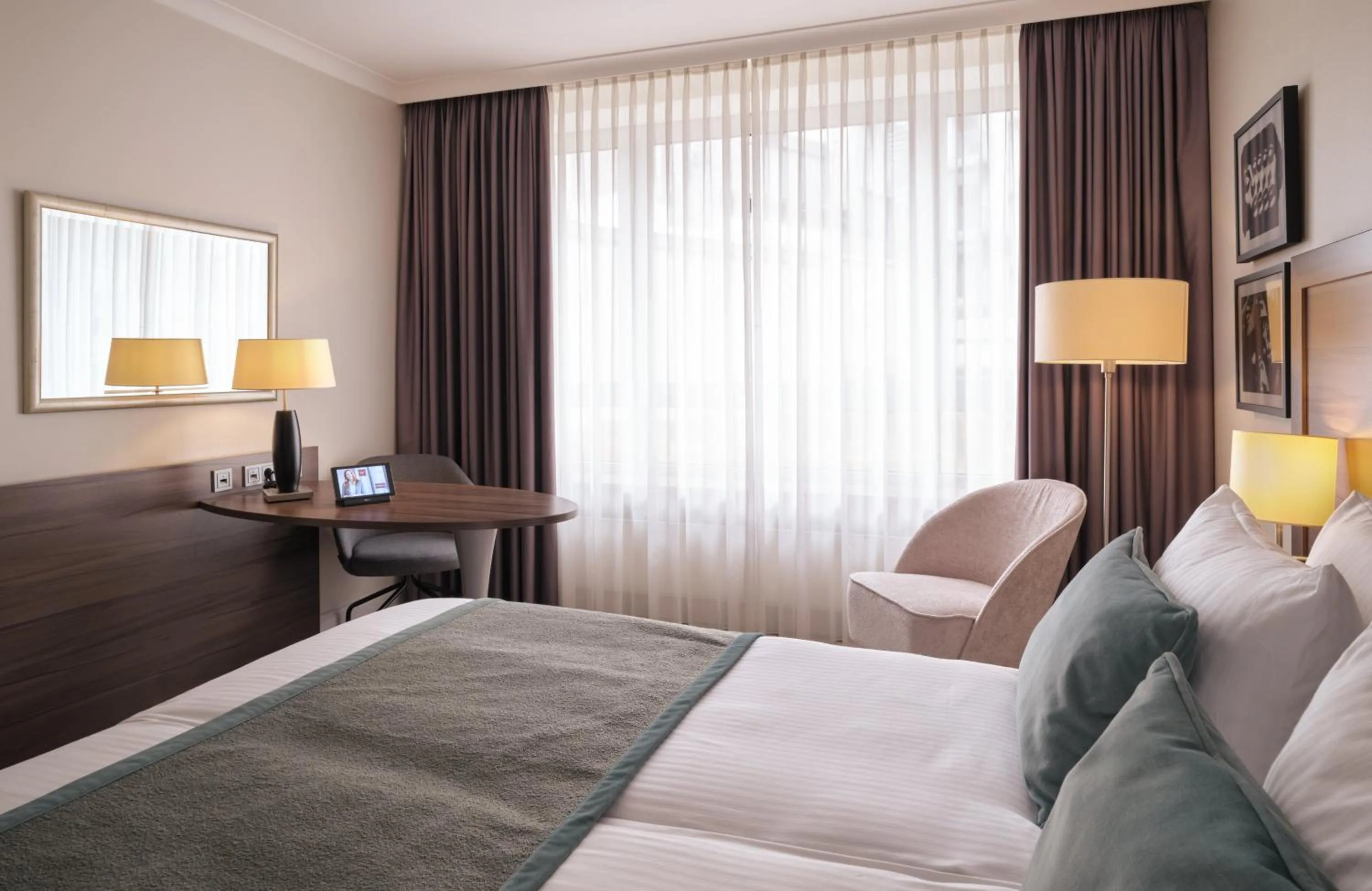 Photo of the whole room, Bed in Leonardo Royal Hotel Düsseldorf Königsallee