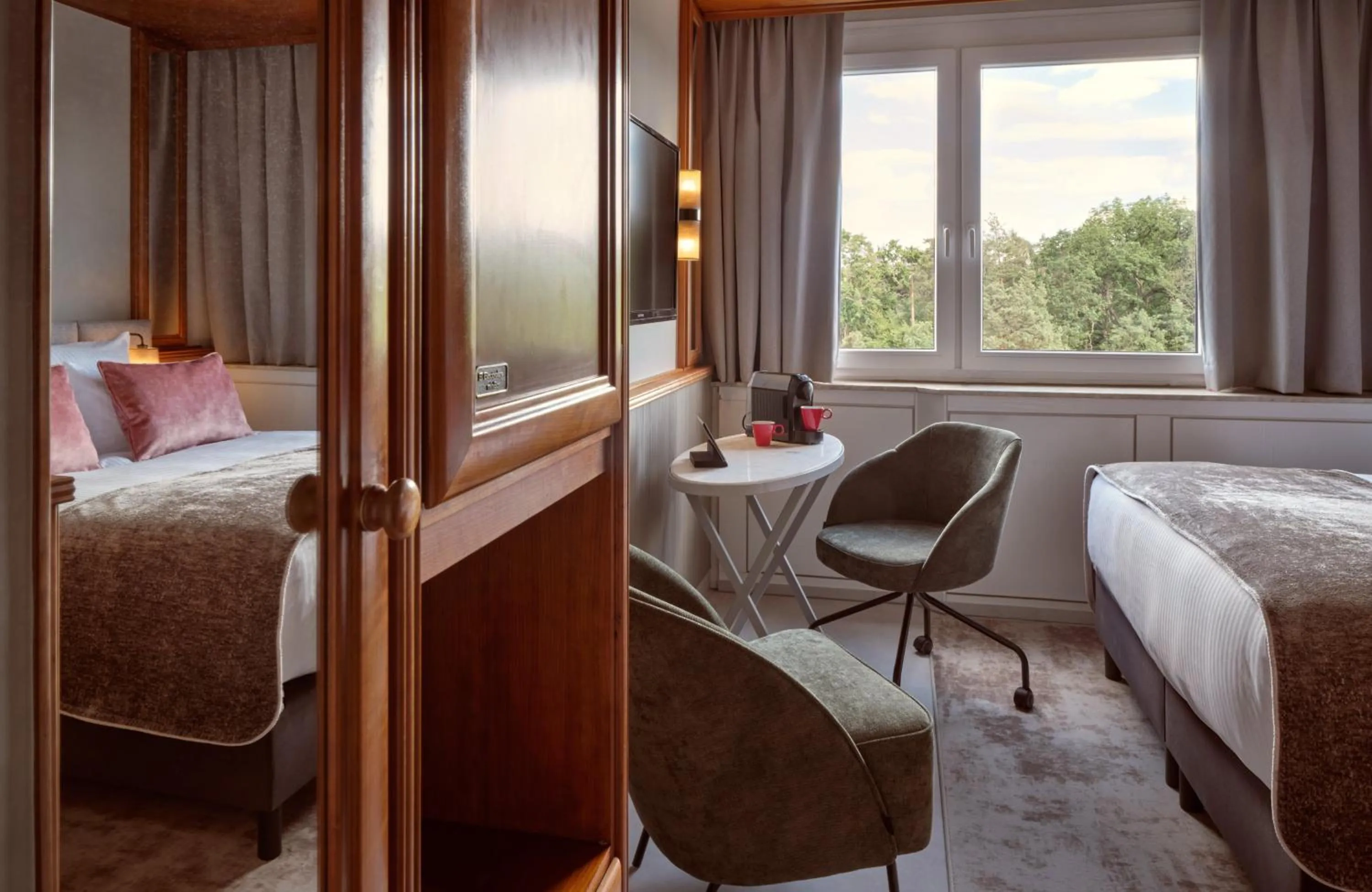 Photo of the whole room, Bed in Leonardo Hotel Frankfurt City South