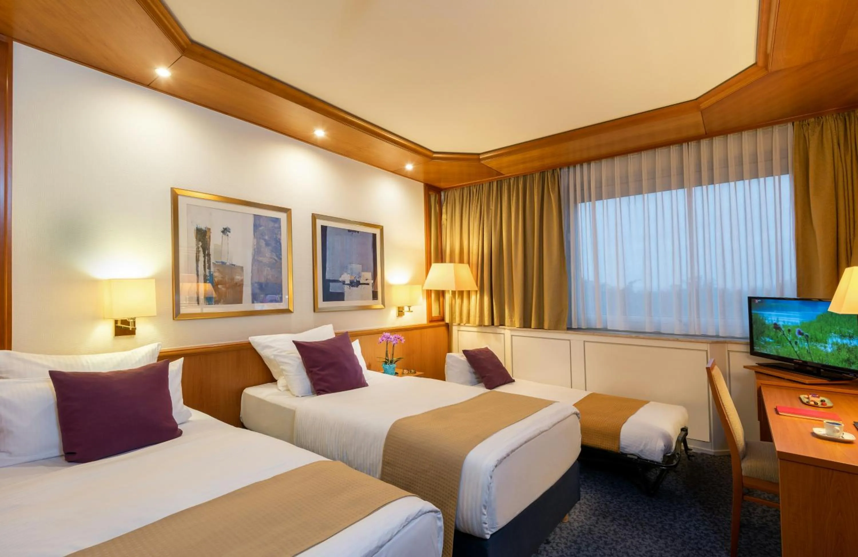 Photo of the whole room, Bed in Leonardo Hotel Frankfurt City South