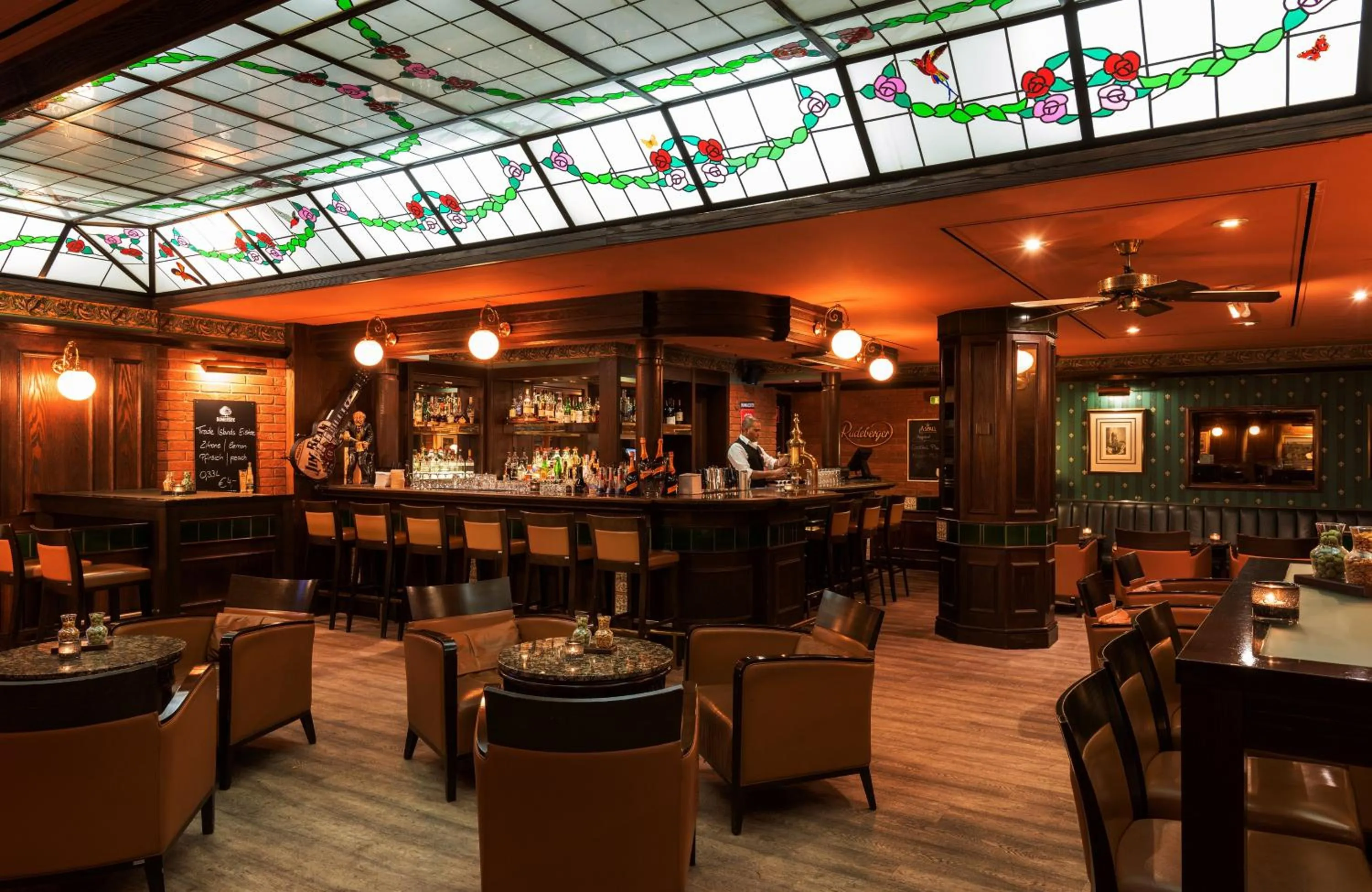 Lounge or bar in Leonardo Hotel Frankfurt City South