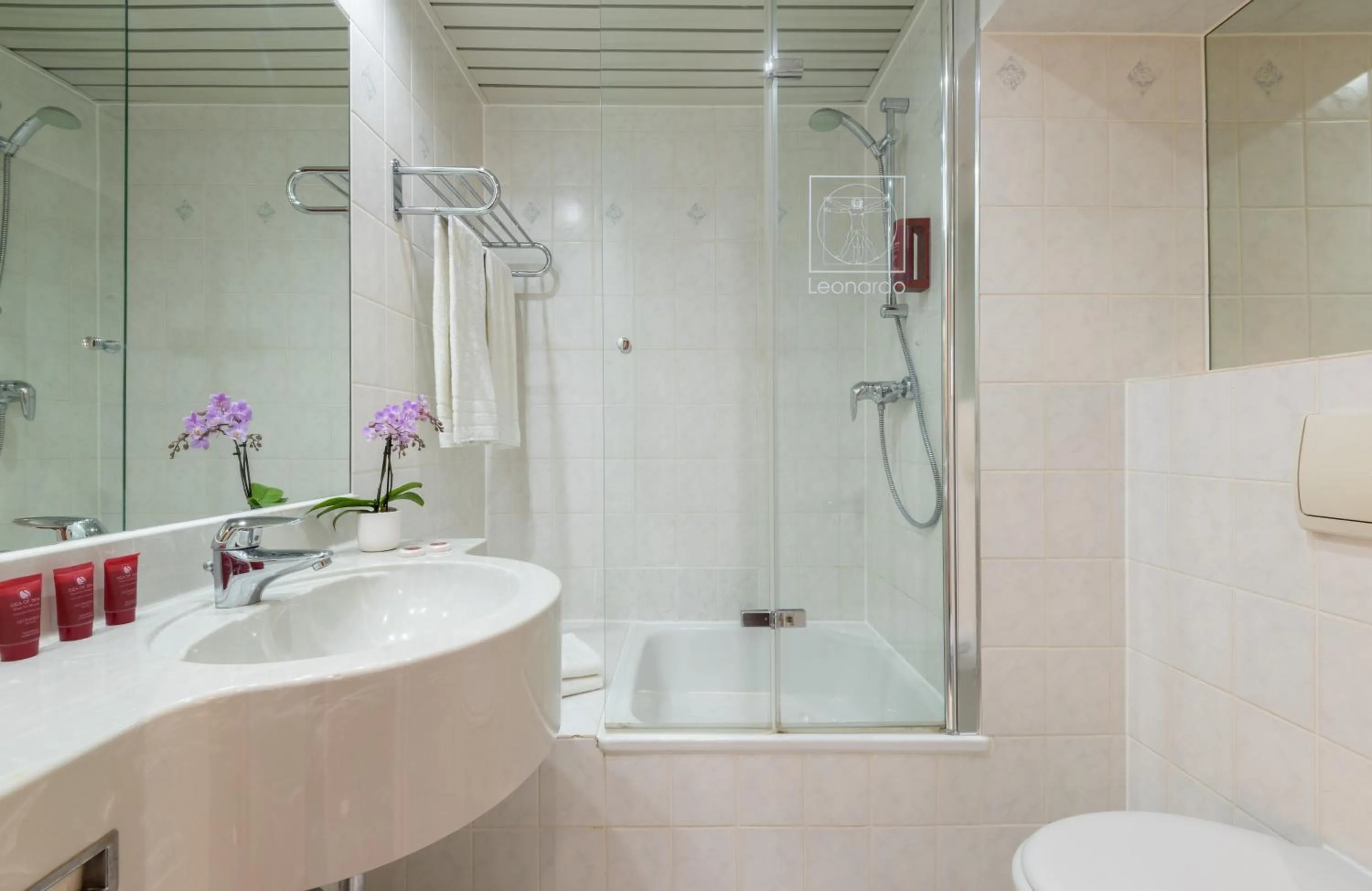 Bathroom in Leonardo Hotel Frankfurt City South