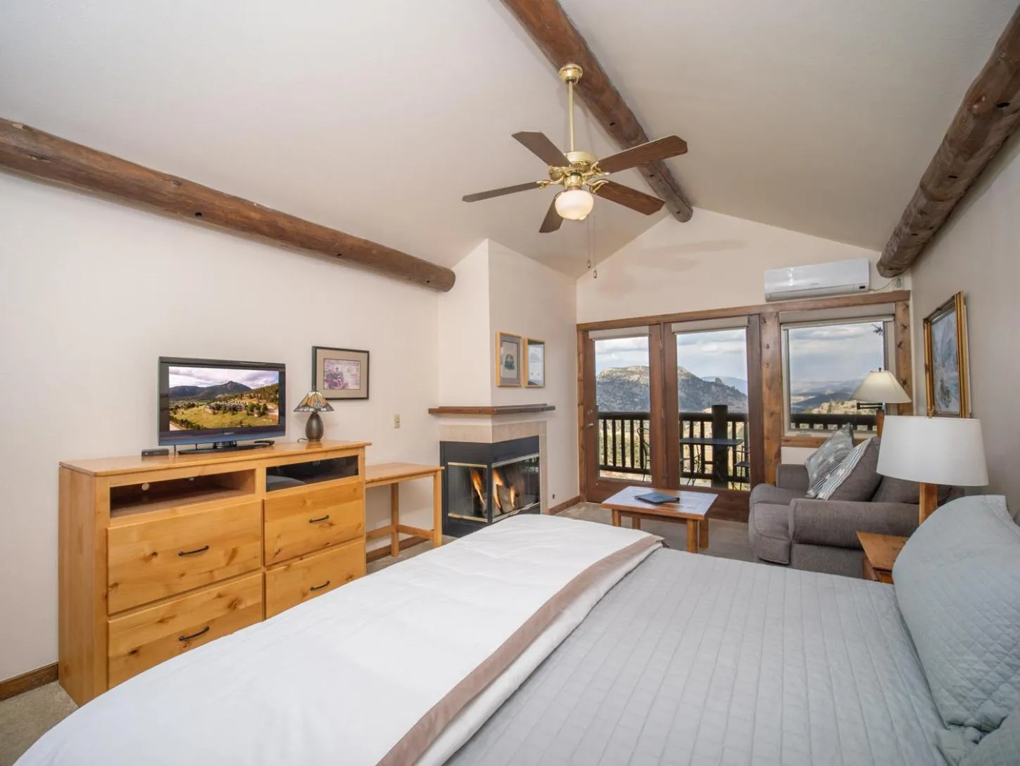 Bed in Taharaa Mountain Lodge