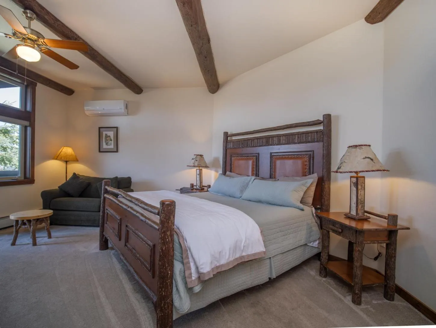 Bed in Taharaa Mountain Lodge