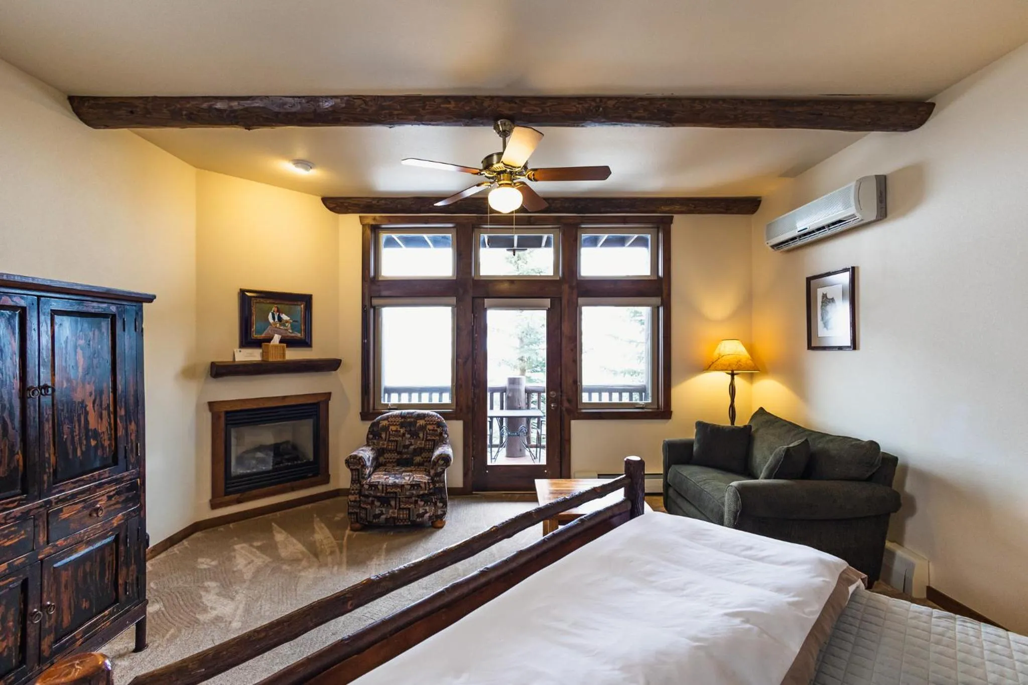 Bed in Taharaa Mountain Lodge