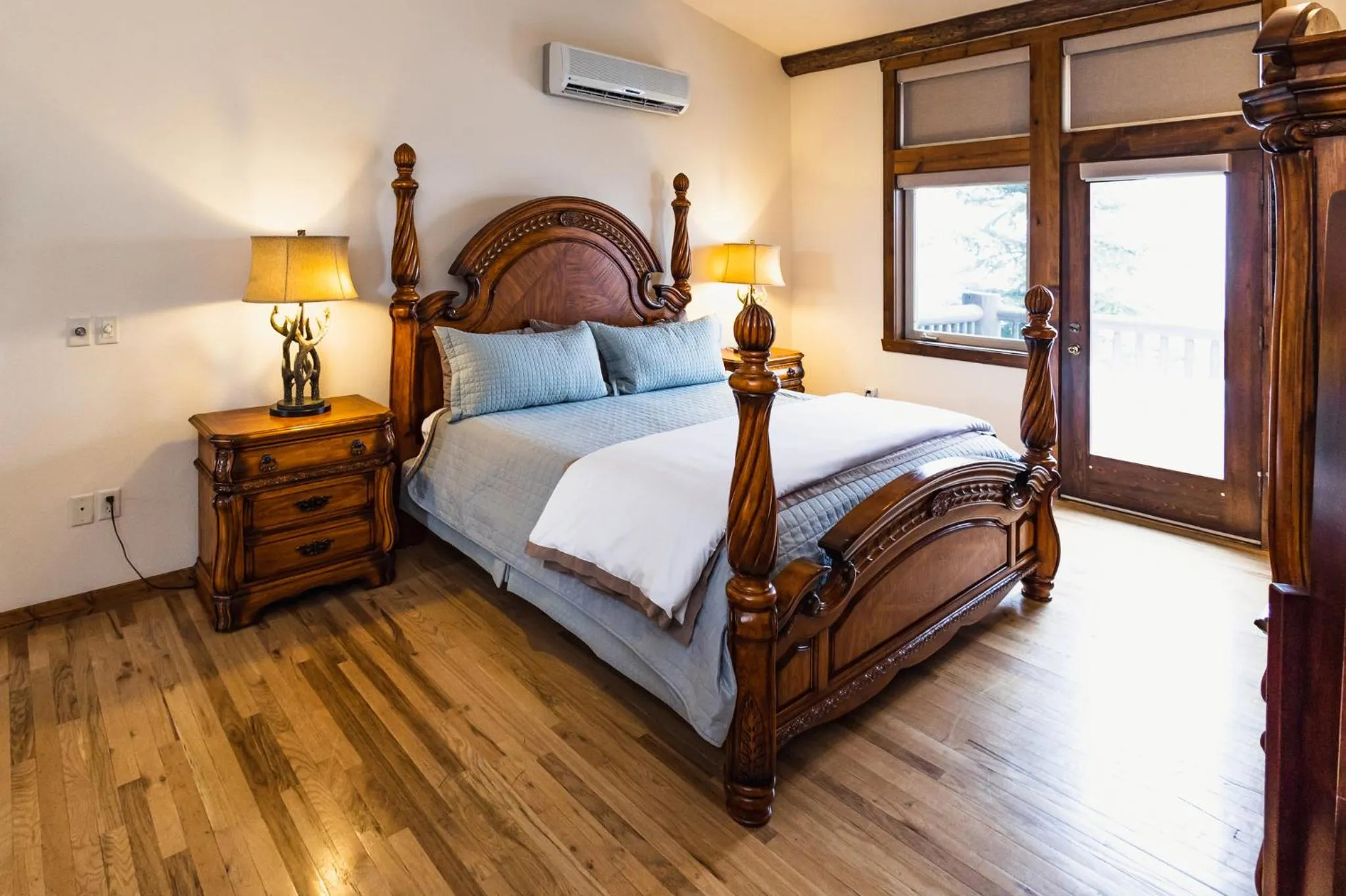 Bed in Taharaa Mountain Lodge