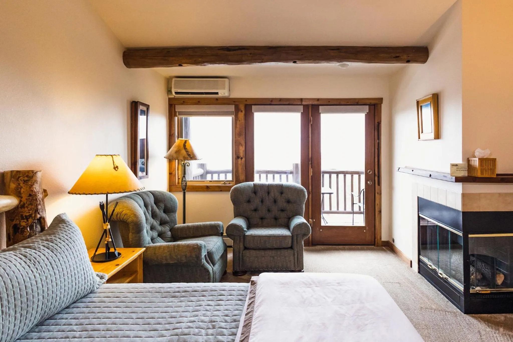 Bed in Taharaa Mountain Lodge