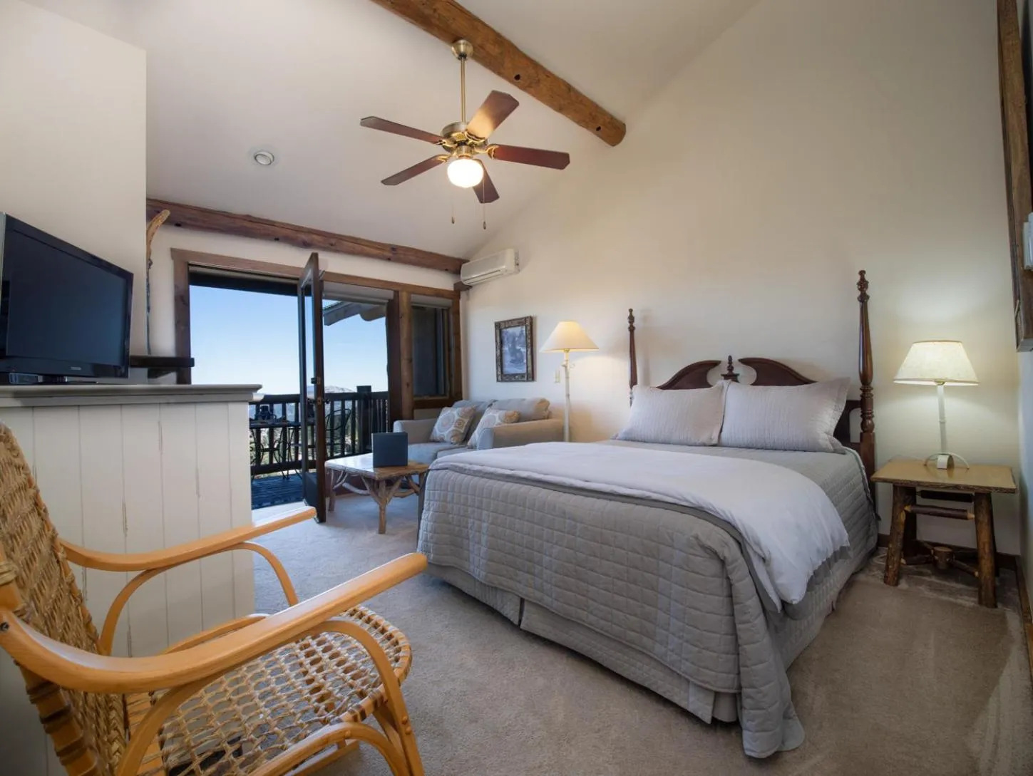 Bed in Taharaa Mountain Lodge