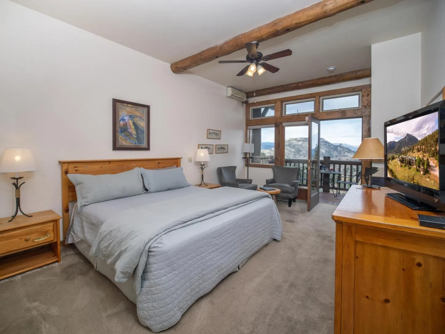 Bed in Taharaa Mountain Lodge