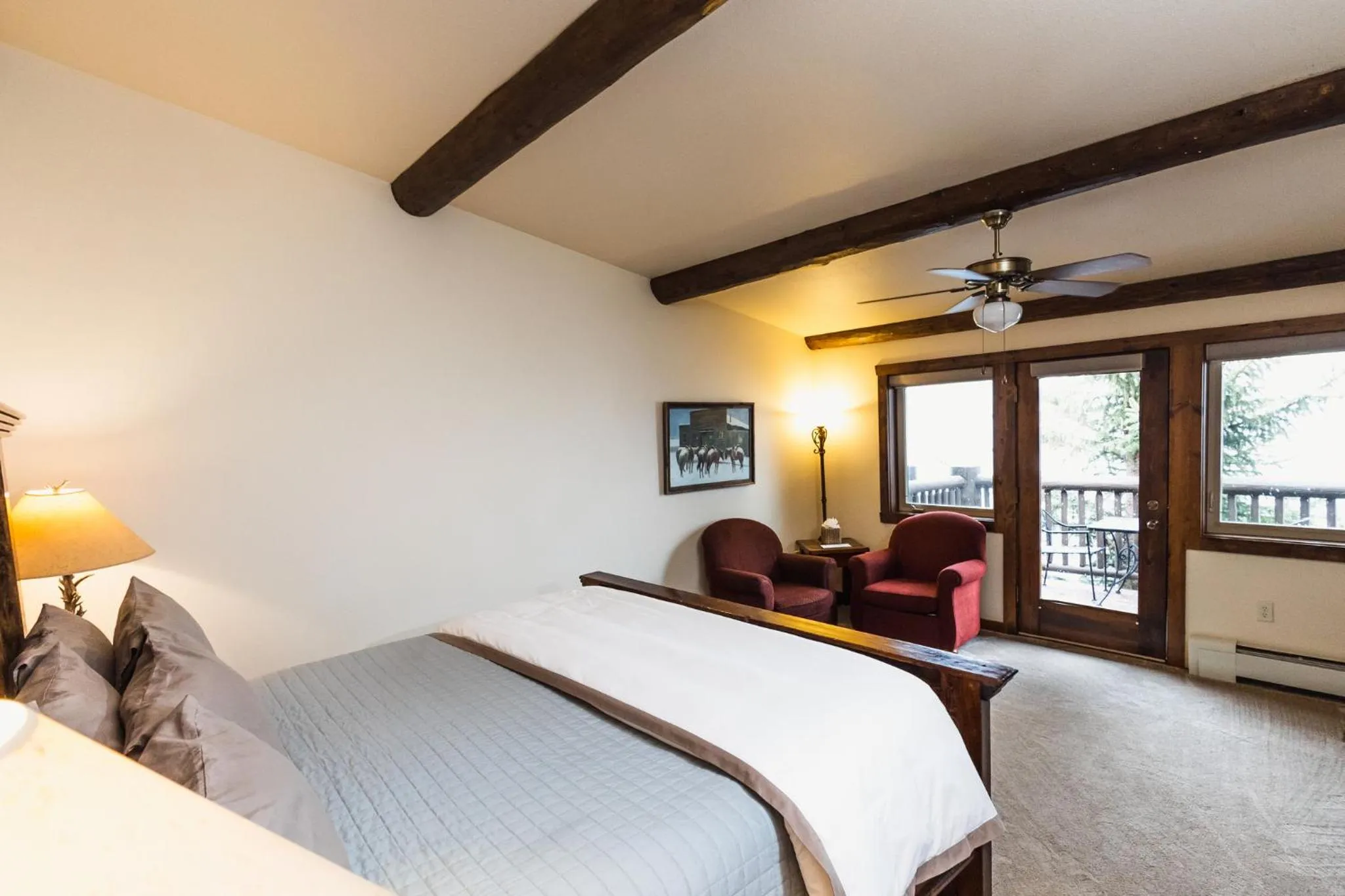 Bed in Taharaa Mountain Lodge