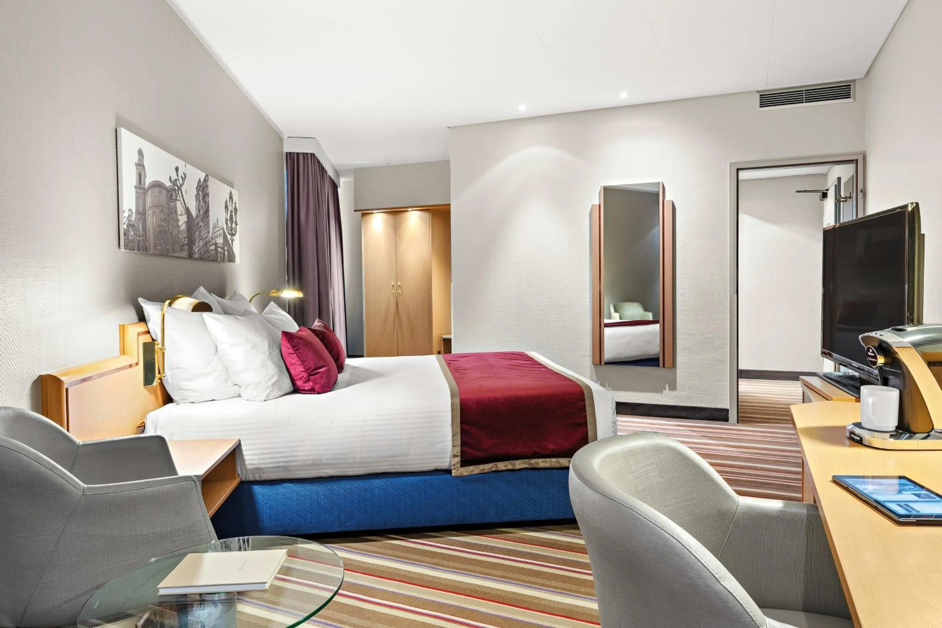 Photo of the whole room, Bed in Leonardo Royal Hotel Frankfurt