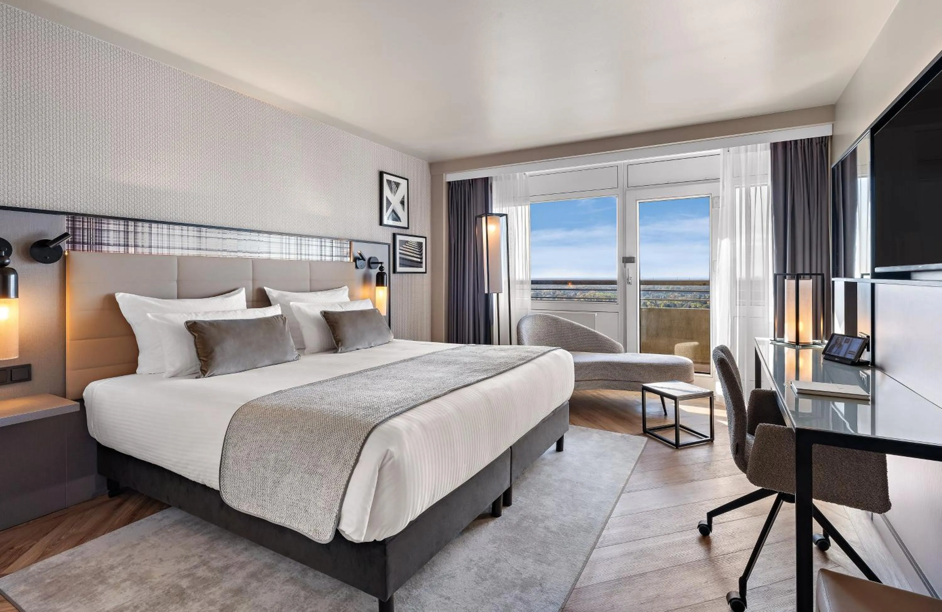 Photo of the whole room, Bed in Leonardo Royal Hotel Frankfurt